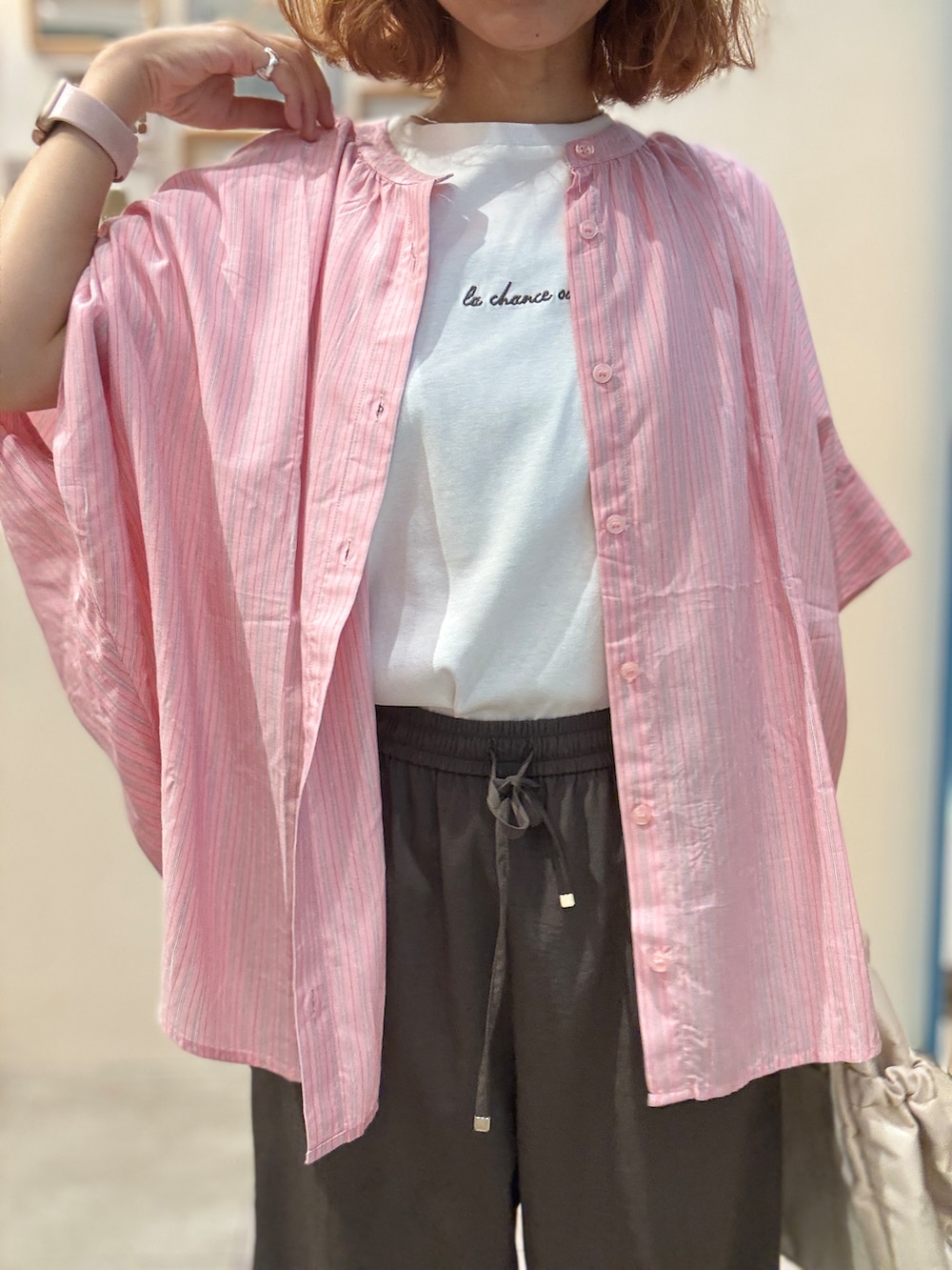 ピンク系のシャツ/ブラウス、ホワイト系のTシャツ/カットソー、ブラウン系のその他パンツを着用したレディースの夏コーディネートの5枚目の写真