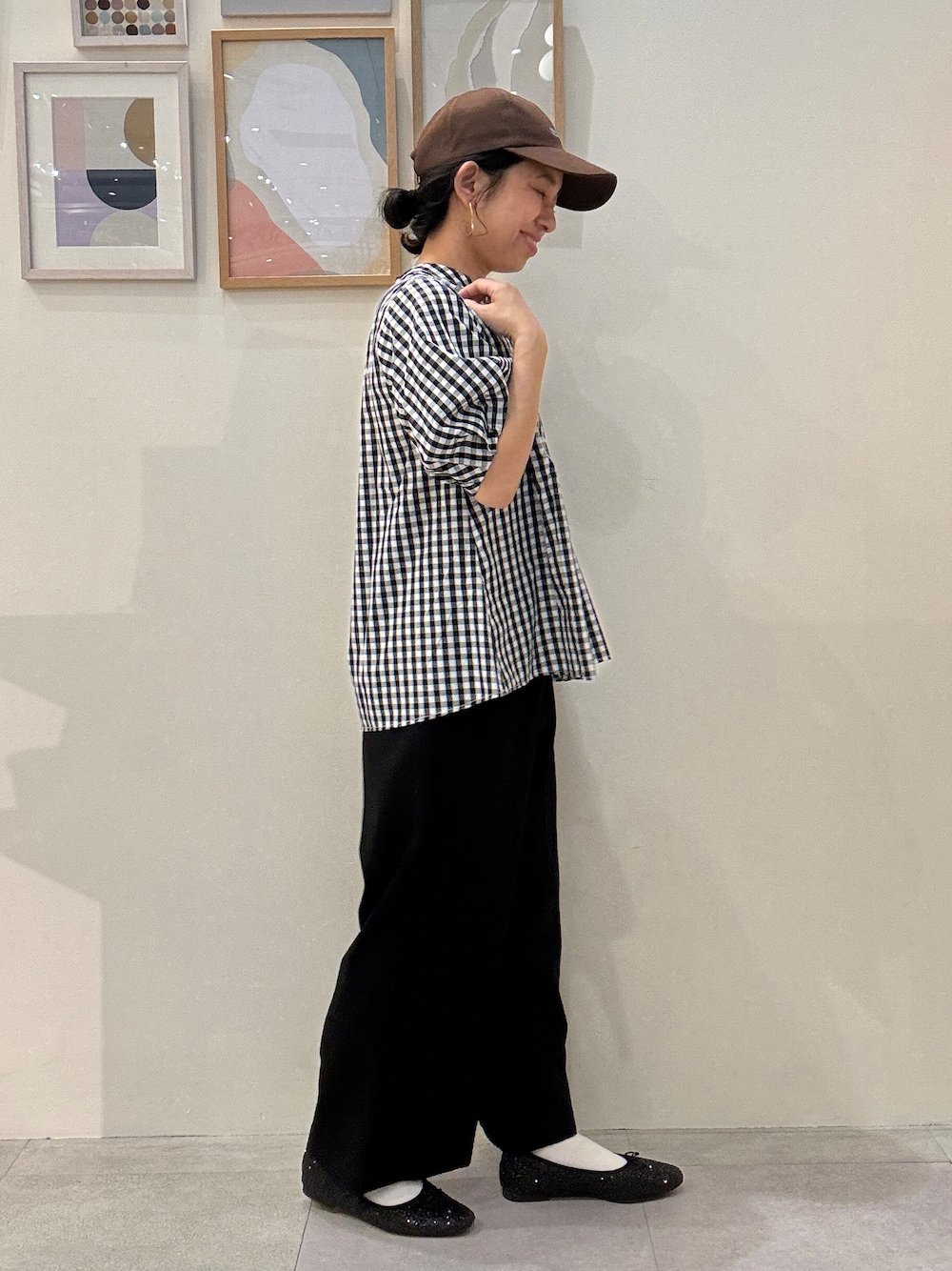ブラック系のその他パンツ、ブラック系のシャツ/ブラウス、パープル系のショルダーバッグを着用したレディースの春コーディネートの2枚目の写真