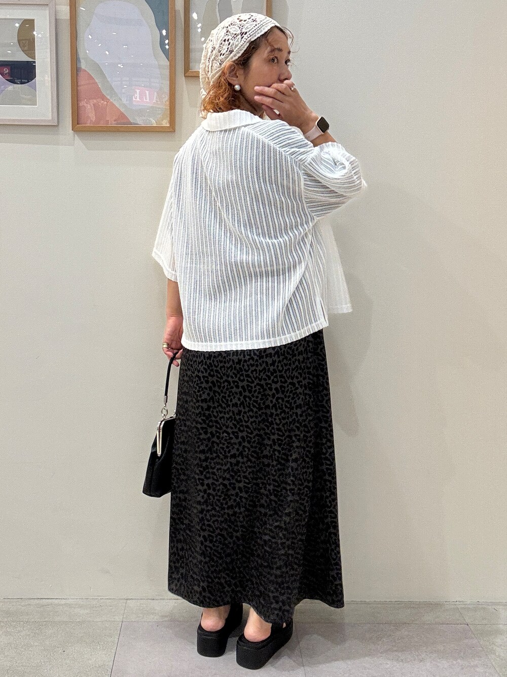 ホワイト系のシャツ/ブラウス、グレー系のTシャツ/カットソー、グレー系のスカートを着用したレディースの夏コーディネートの3枚目の写真