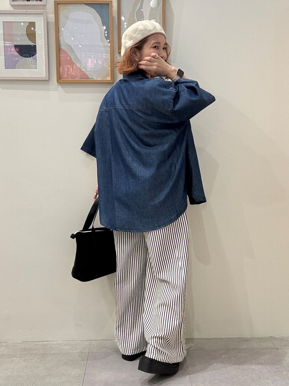 ブルー系のシャツ/ブラウス、ブラック系のトートバッグ、ブラック系のサンダルを着用したレディースの夏コーディネートの3枚目の写真