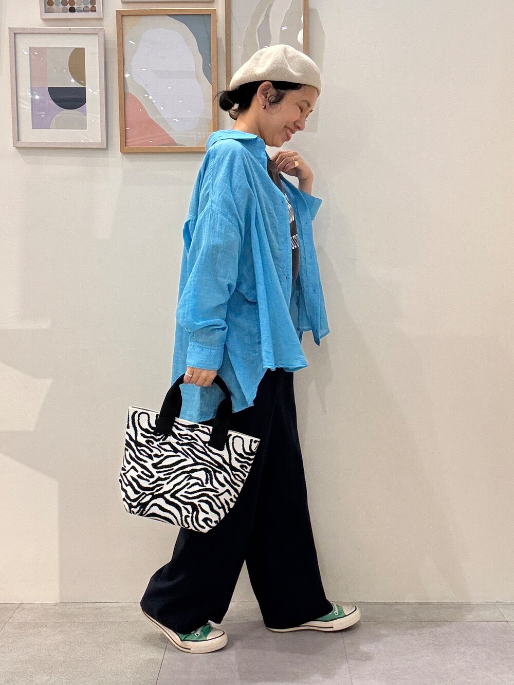 ブルー系のシャツ/ブラウス、ブルー系のその他パンツ、ブラック系のトートバッグを着用したレディースの春コーディネートの2枚目の写真