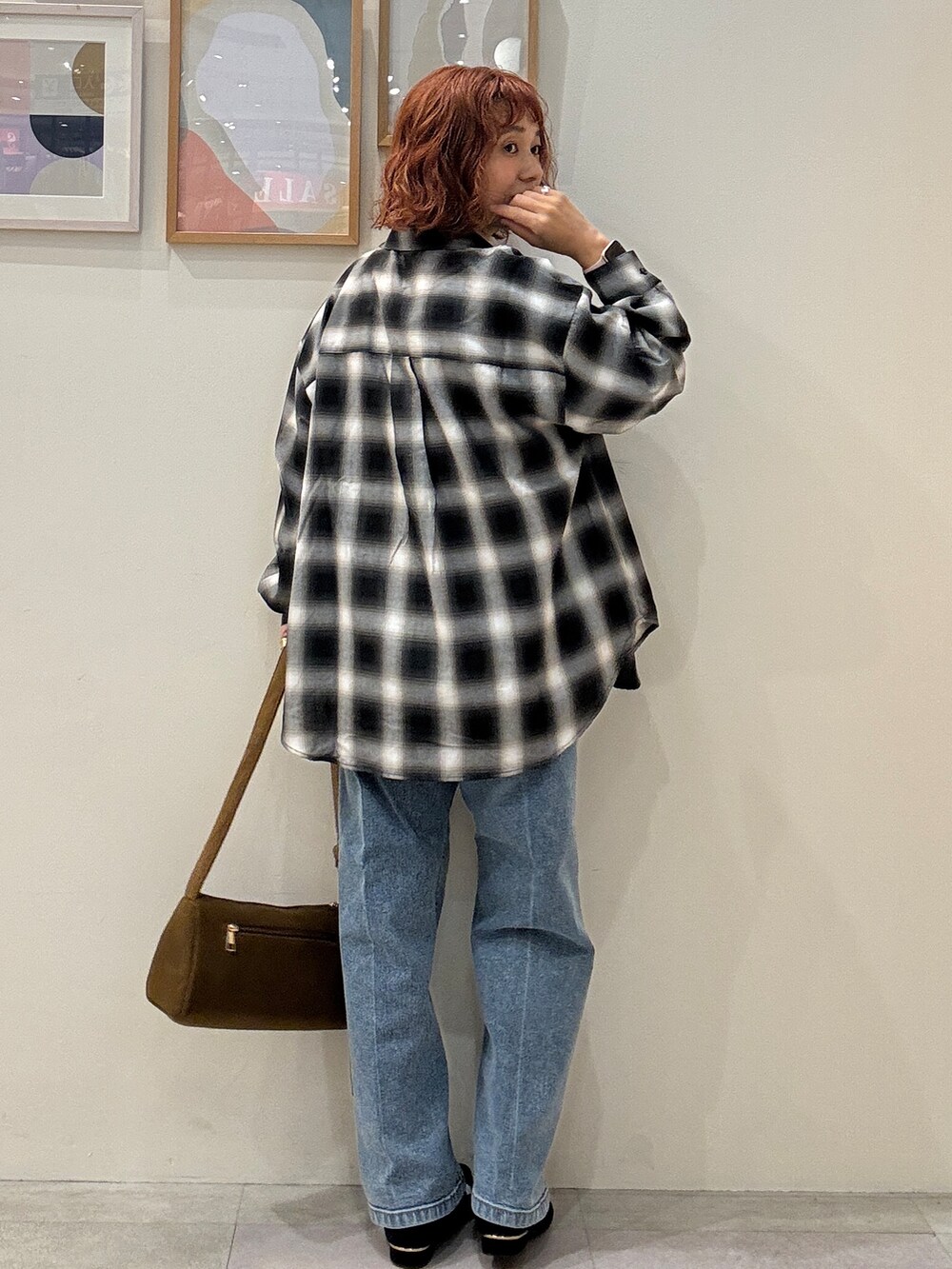 グレー系のシャツ/ブラウス、イエロー系のTシャツ/カットソー、ブルー系のデニムパンツを着用したレディースの秋コーディネートの3枚目の写真