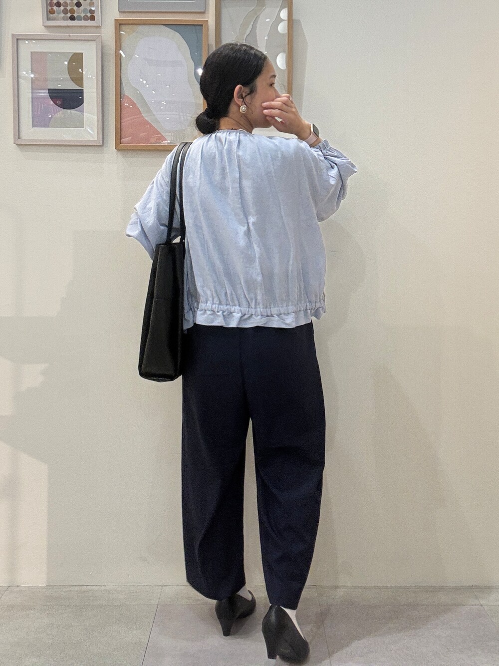 ブルー系のブルゾン、グレー系のニット/セーター、ブルー系のその他パンツを着用したレディースの夏コーディネートの3枚目の写真