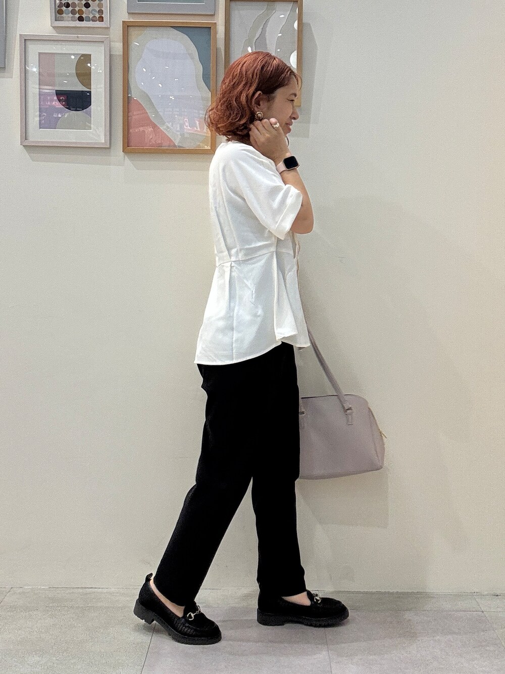 ホワイト系のシャツ/ブラウス、ブラック系のその他パンツ、グレー系のトートバッグを着用したレディースの夏コーディネートの2枚目の写真