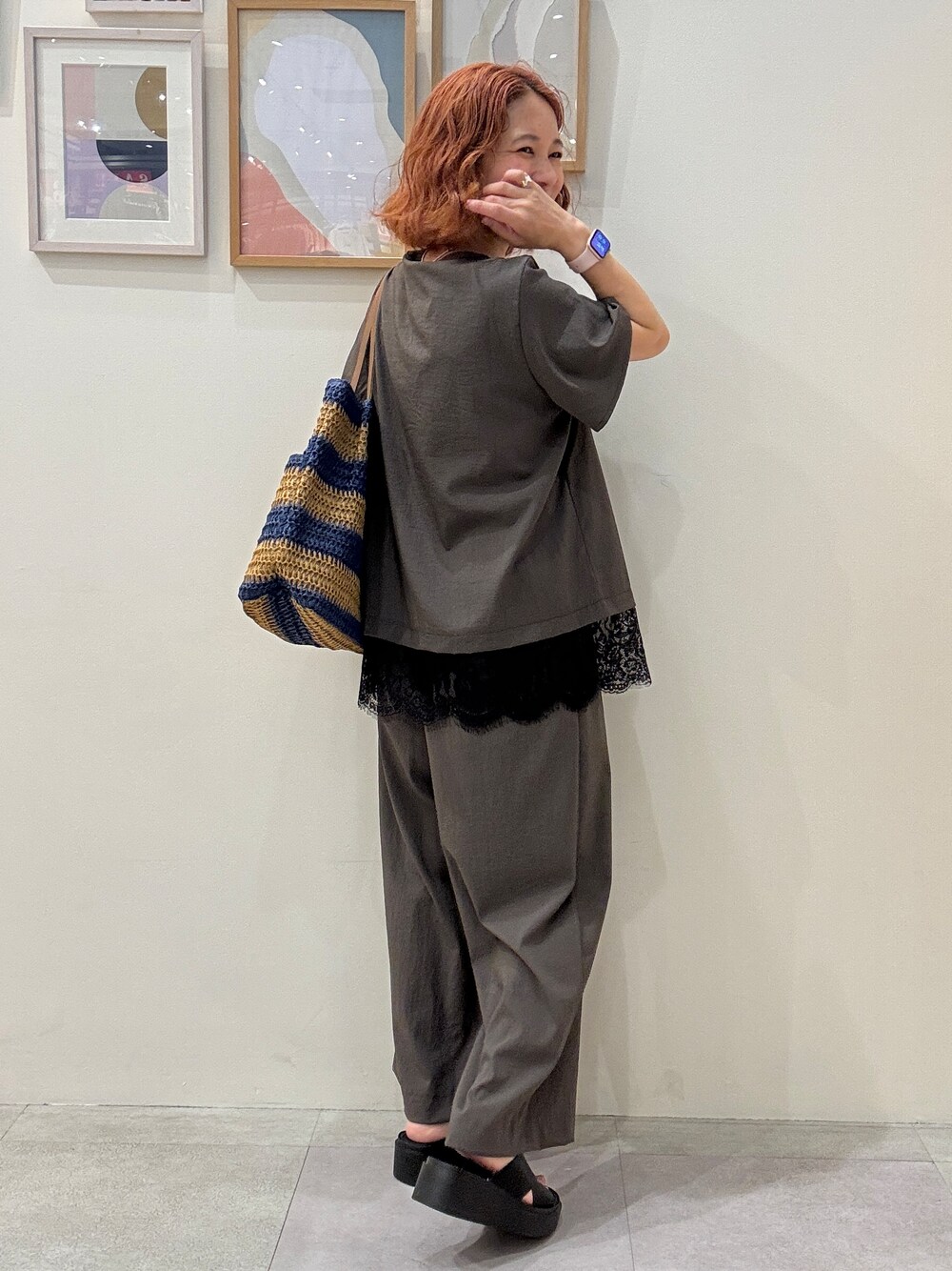 ブラウン系のシャツ/ブラウス、ブラウン系のその他パンツ、ブルー系のトートバッグを着用したレディースの夏コーディネートの3枚目の写真