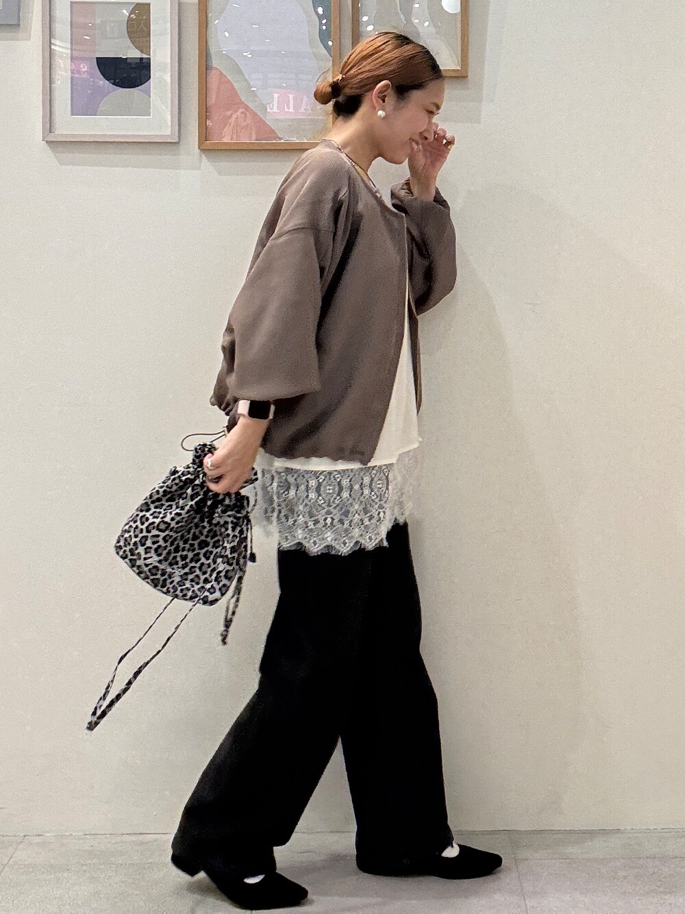 ブラウン系のブルゾン、ホワイト系のTシャツ/カットソー、ブラック系のデニムパンツを着用したレディースの夏コーディネートの2枚目の写真