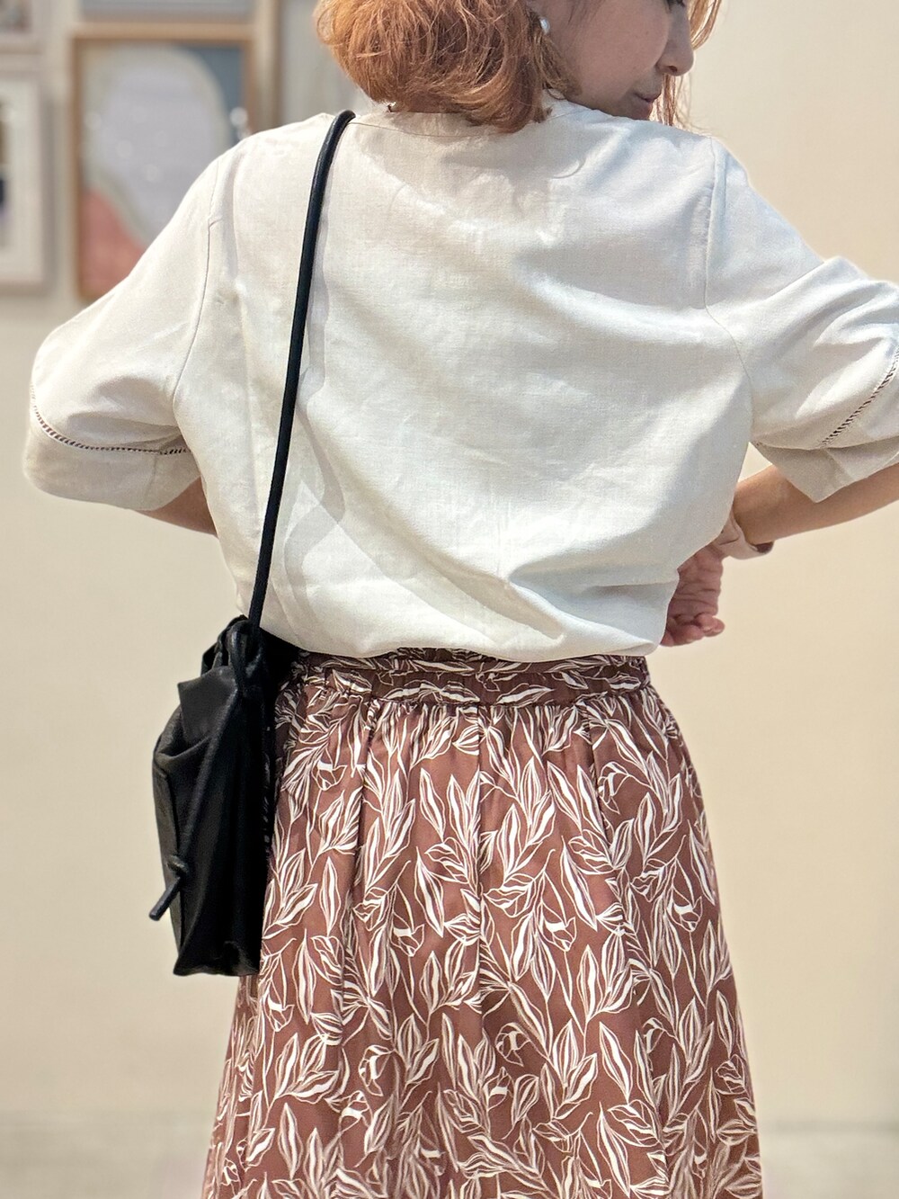ホワイト系のシャツ/ブラウス、レッド系のスカート、ブラック系のサンダルを着用したレディースの夏コーディネートの5枚目の写真