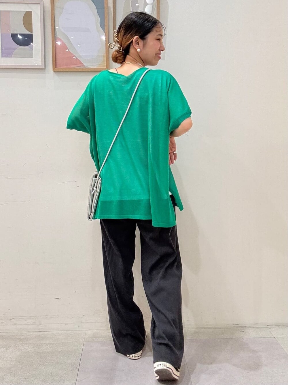 グリーン系のその他トップス、グレー系のその他パンツ、シルバー系のショルダーバッグを着用したレディースの春コーディネートの3枚目の写真