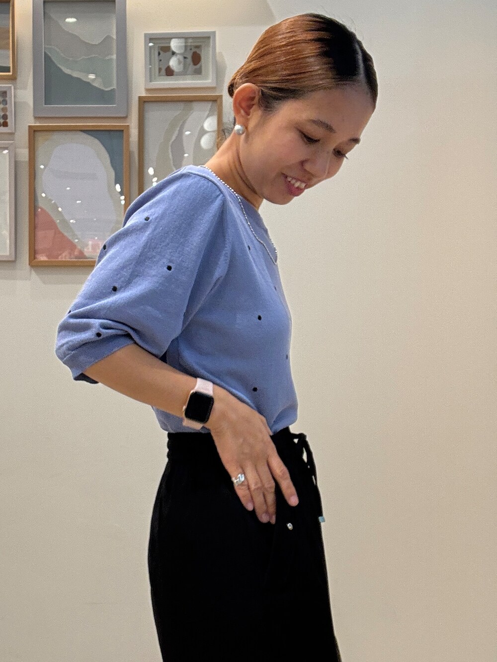 ブルー系のニット/セーター、ブラック系のその他パンツ、ブラック系のショルダーバッグを着用したレディースの夏コーディネートの5枚目の写真