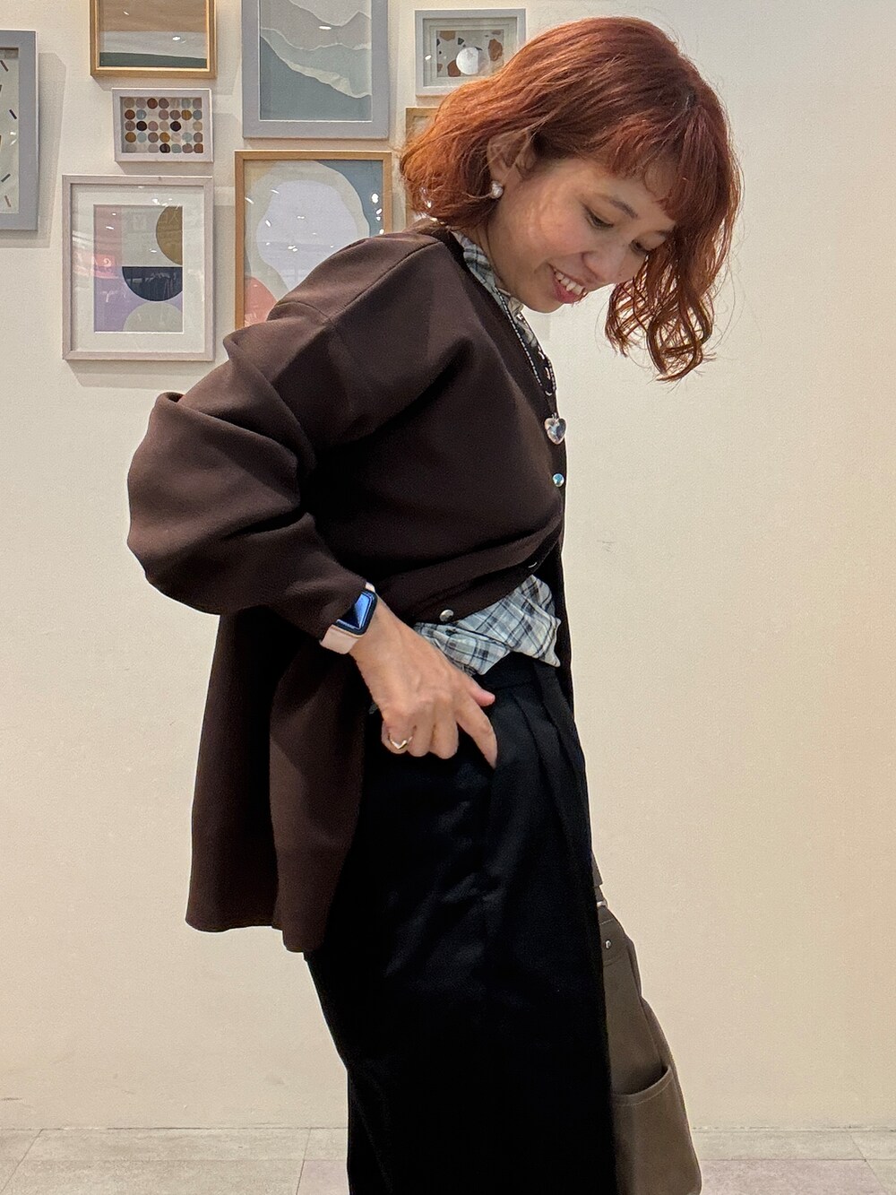 ブラウン系のカーディガン/ボレロ、グレー系のTシャツ/カットソー、ブラック系のその他パンツを着用したレディースの秋コーディネートの5枚目の写真