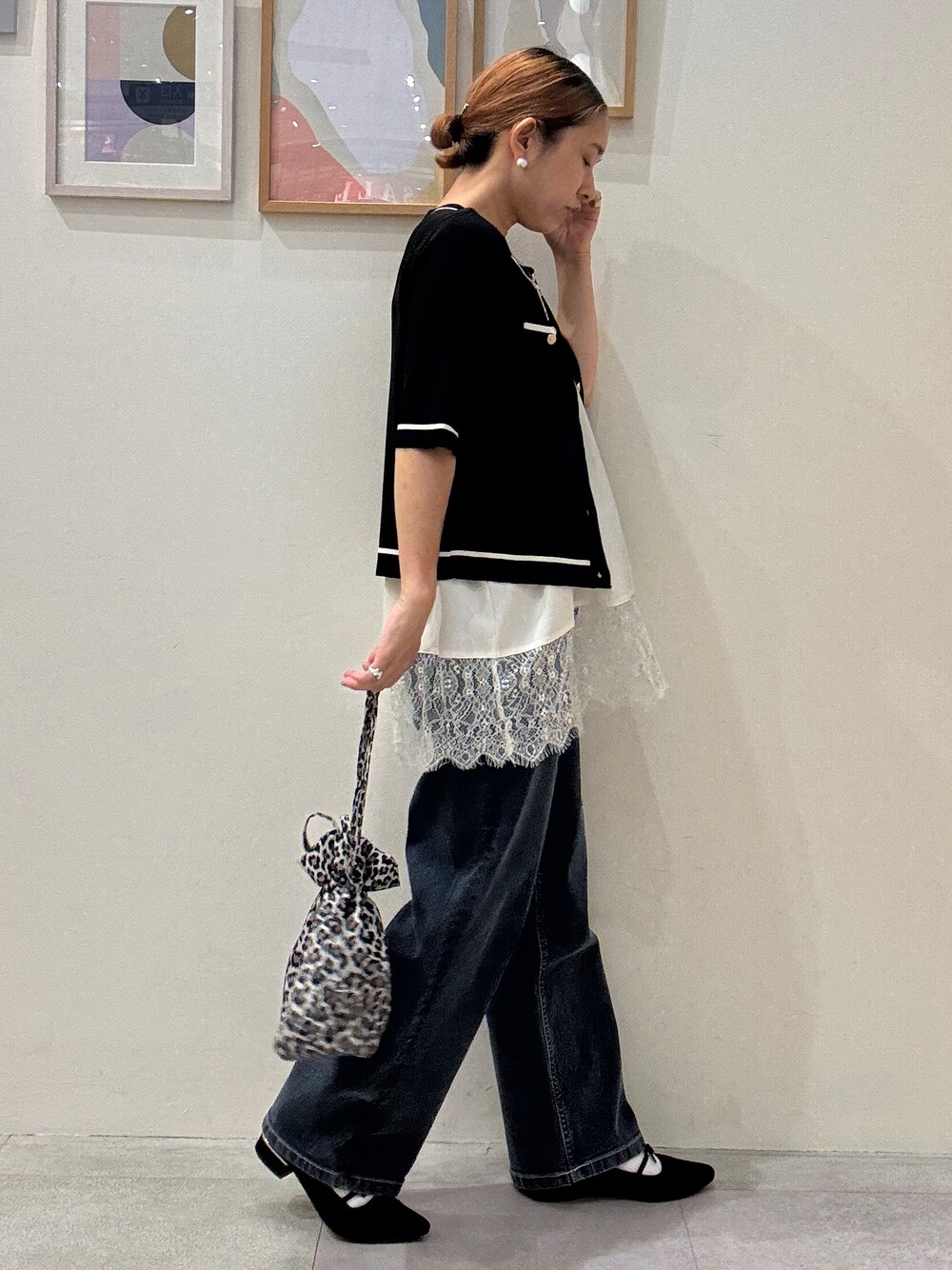 ブラック系のカーディガン/ボレロ、ホワイト系のTシャツ/カットソー、ブルー系のデニムパンツを着用したレディースの夏コーディネートの2枚目の写真