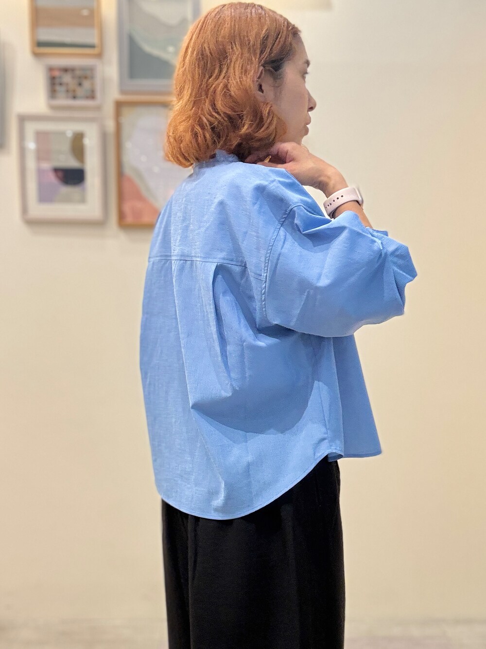 ブルー系のシャツ/ブラウス、ホワイト系のTシャツ/カットソー、ブラック系のその他パンツを着用したレディースの夏コーディネートの6枚目の写真