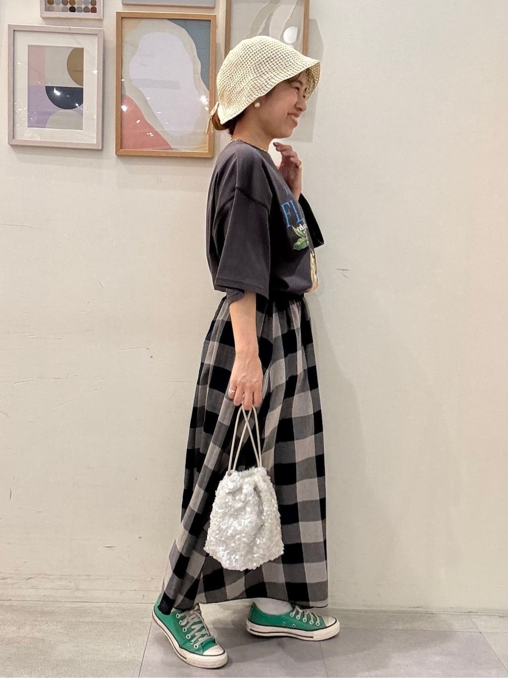 グレー系のTシャツ/カットソー、ブルー系のスカート、ホワイト系のショルダーバッグを着用したレディースの夏コーディネートの2枚目の写真