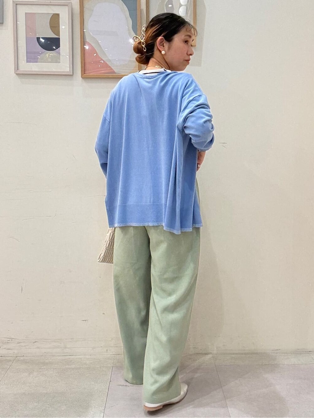 ブルー系のカーディガン/ボレロ、ホワイト系のTシャツ/カットソー、グリーン系のその他パンツを着用したレディースの春コーディネートの3枚目の写真
