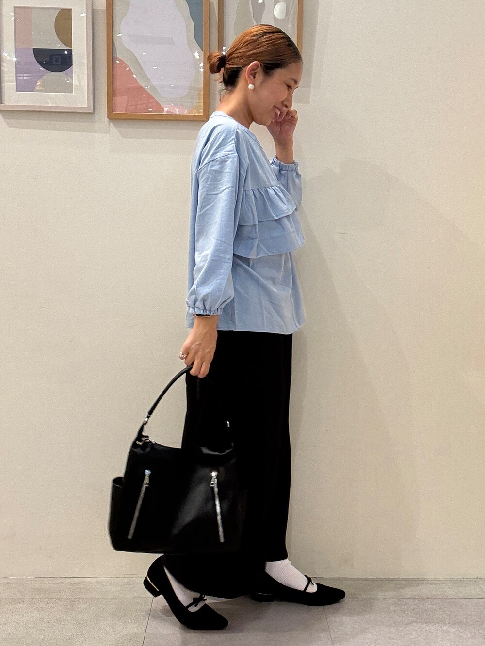 ブルー系のシャツ/ブラウス、ブラック系のその他パンツ、ブラック系のショルダーバッグを着用したレディースの夏コーディネートの2枚目の写真