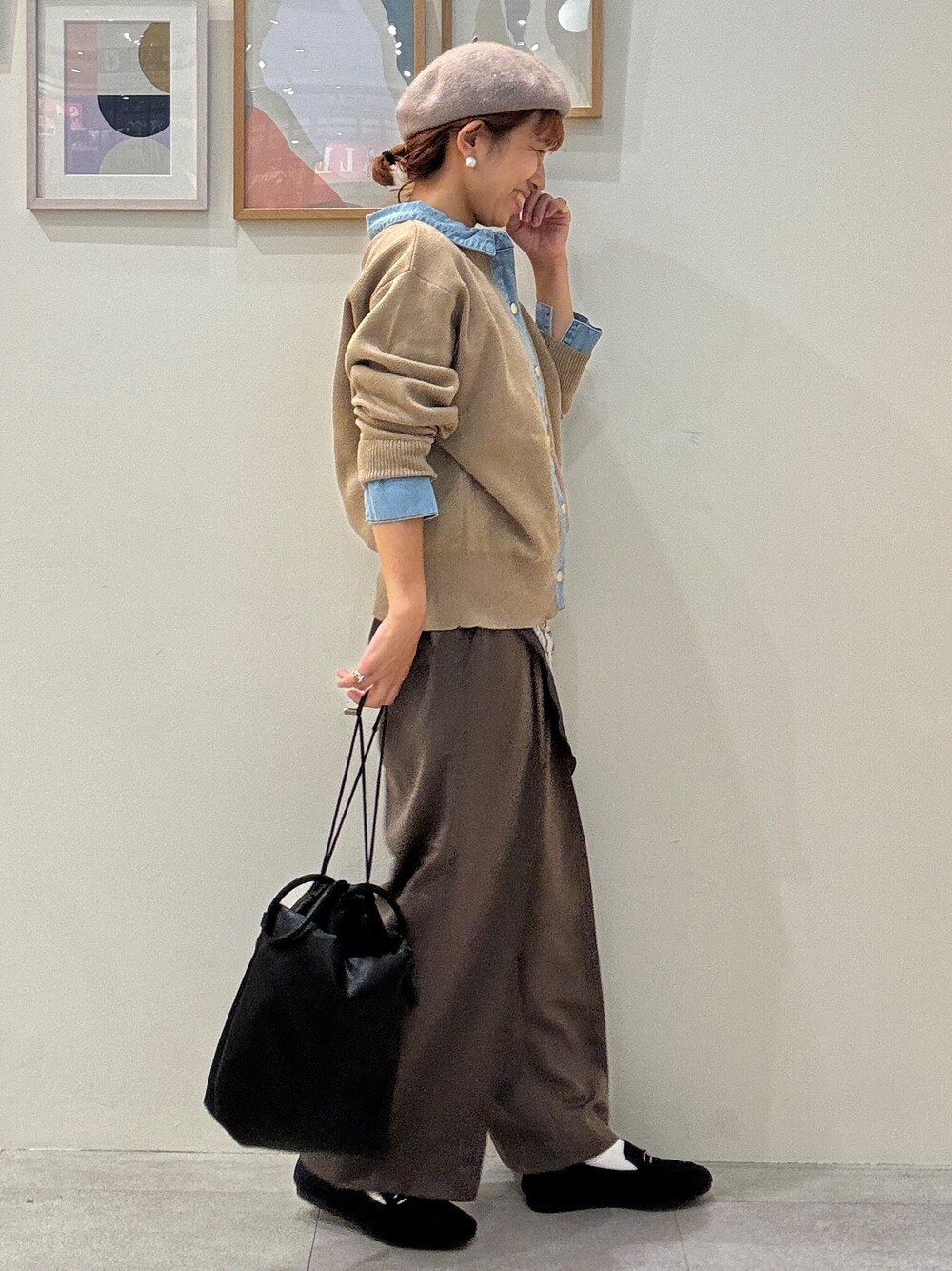 ベージュ系のカーディガン/ボレロ、ブラウン系のその他パンツ、ブラック系のその他シューズを着用したレディースの秋コーディネートの2枚目の写真