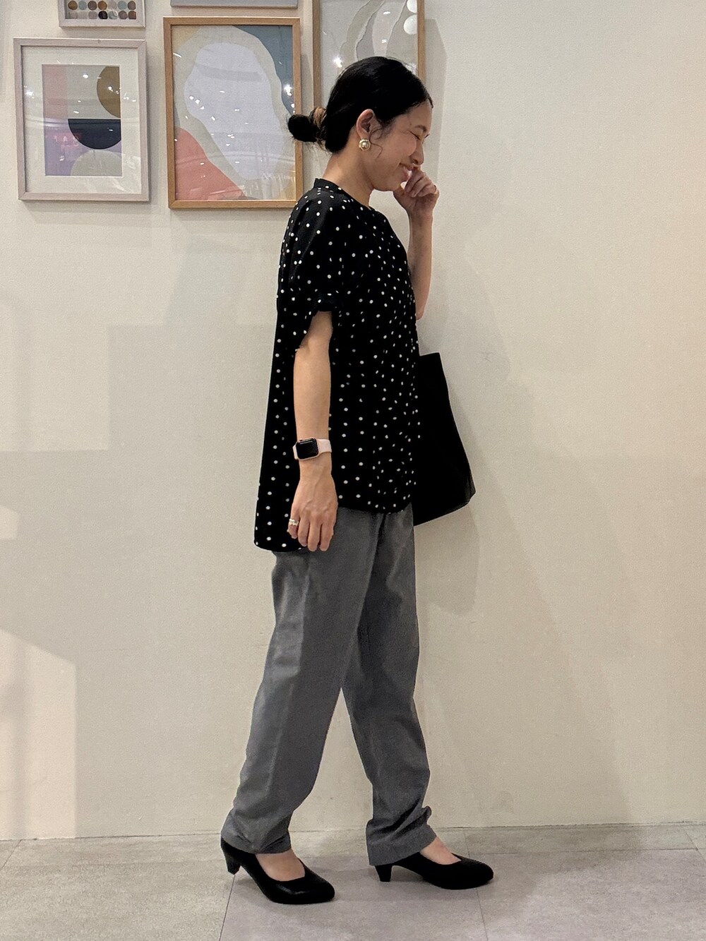 ブラック系のシャツ/ブラウス、グレー系のその他パンツ、ブラック系のトートバッグを着用したレディースの夏コーディネートの2枚目の写真