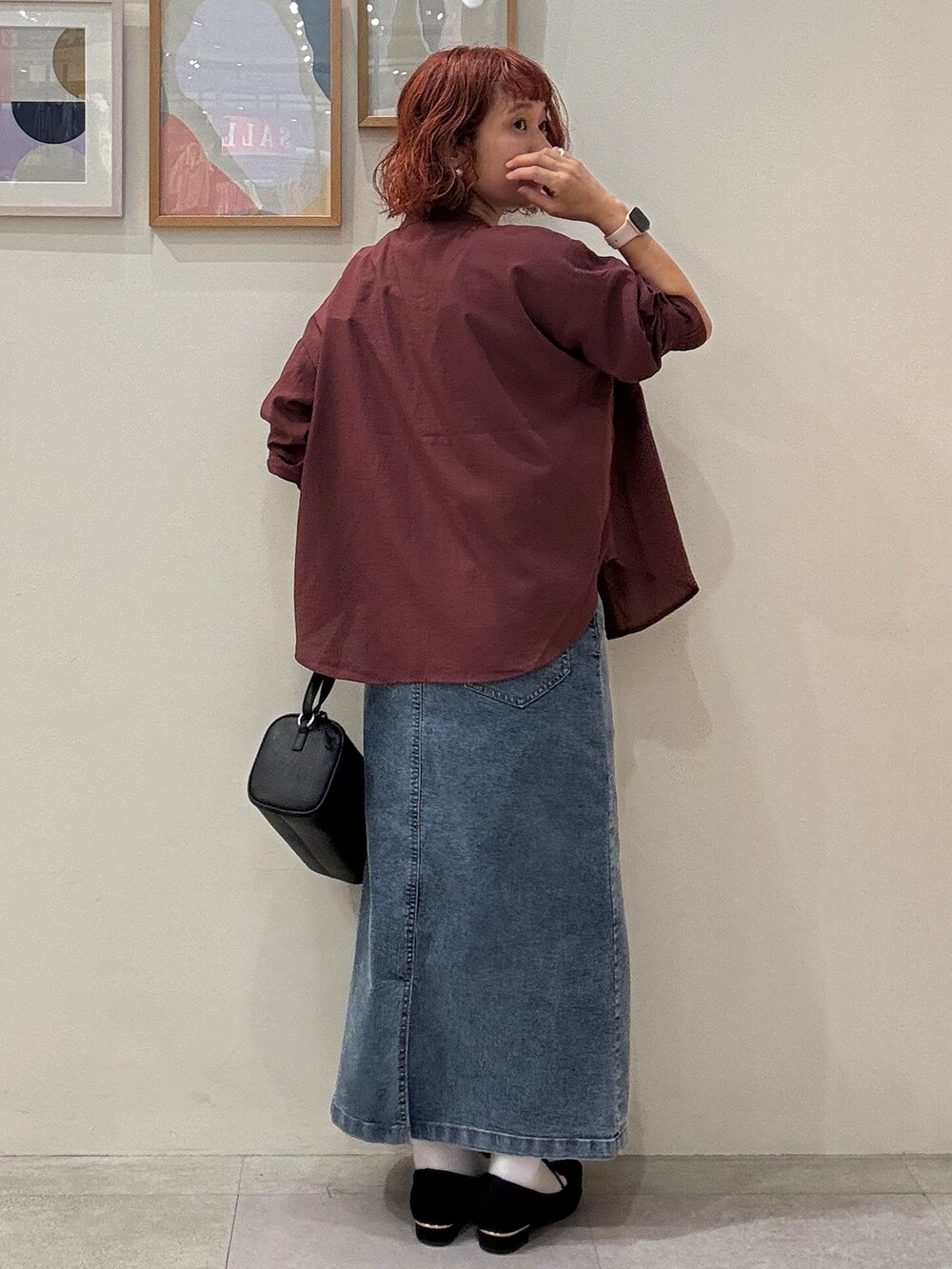 レッド系のシャツ/ブラウス、ホワイト系のTシャツ/カットソー、ブルー系のデニムスカートを着用したレディースの夏コーディネートの3枚目の写真