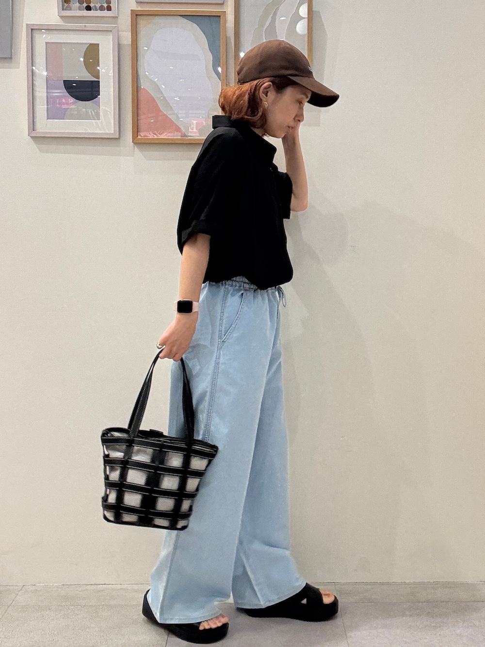 ブラック系のシャツ/ブラウス、ブラウン系のタンクトップ、ブルー系のデニムパンツを着用したレディースの夏コーディネートの2枚目の写真