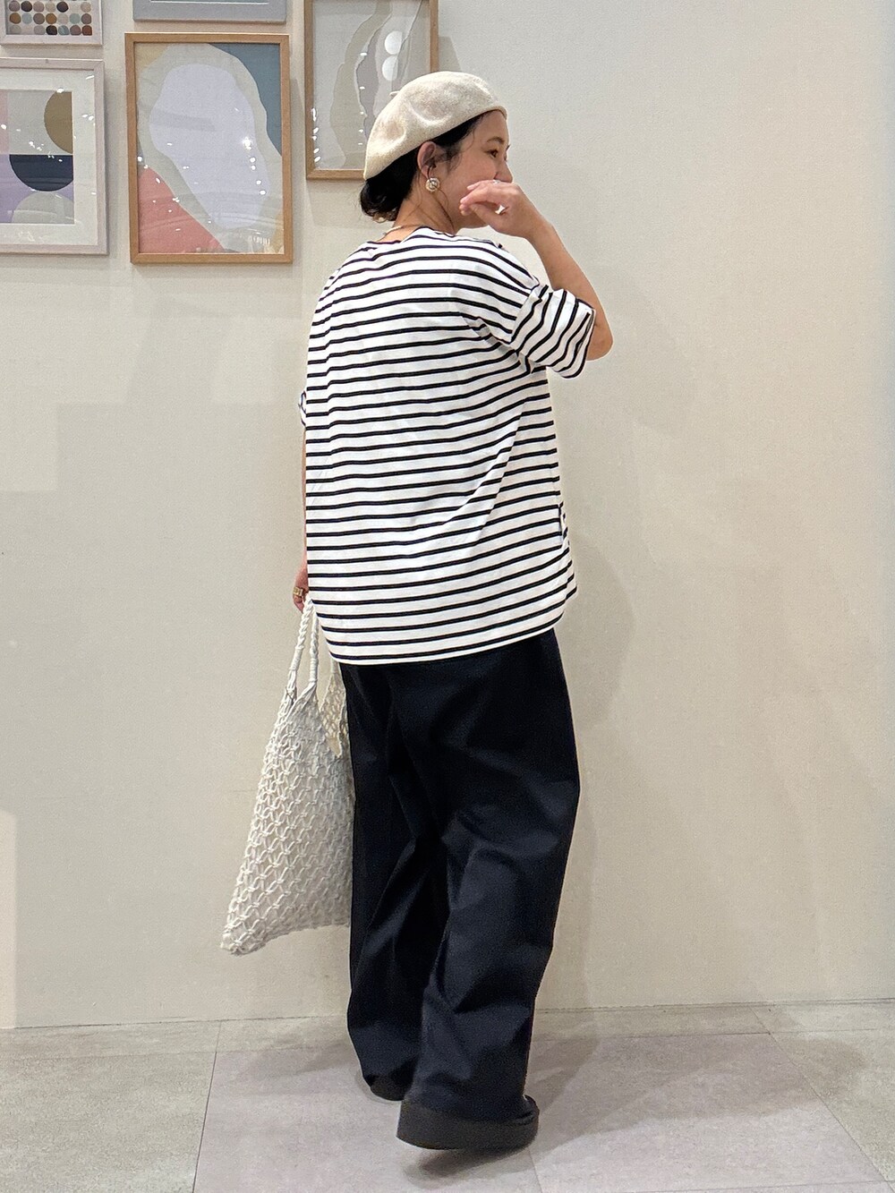 ホワイト系のTシャツ/カットソー、ブルー系のその他パンツ、ホワイト系のトートバッグを着用したレディースの夏コーディネートの3枚目の写真