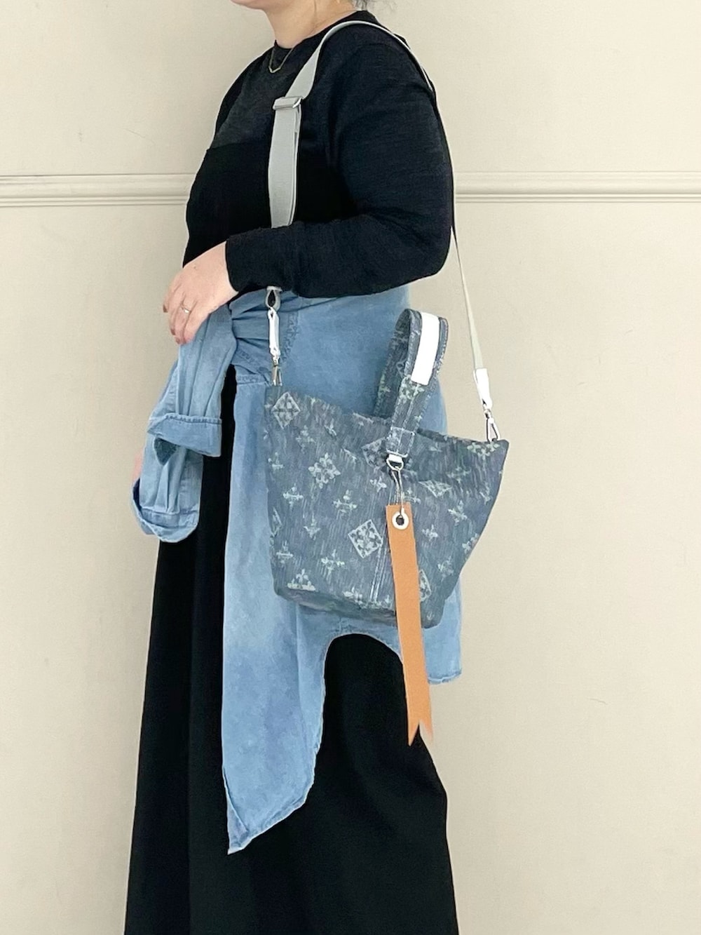 ブルー系のトートバッグを着用したレディースの春コーディネートの3枚目の写真