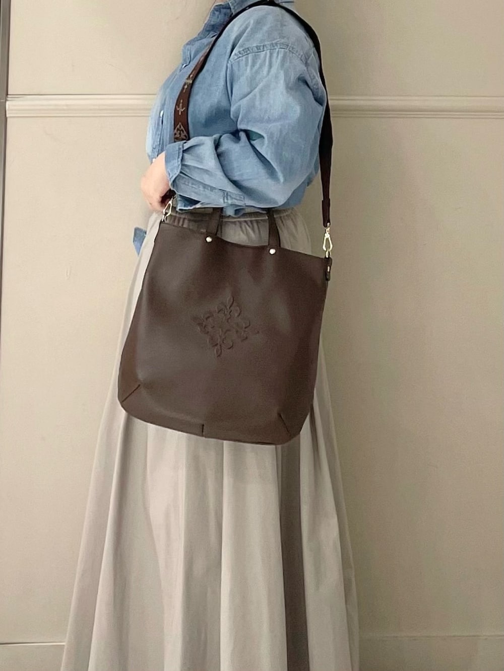 ブラウン系のトートバッグを着用したレディースの春コーディネートの3枚目の写真