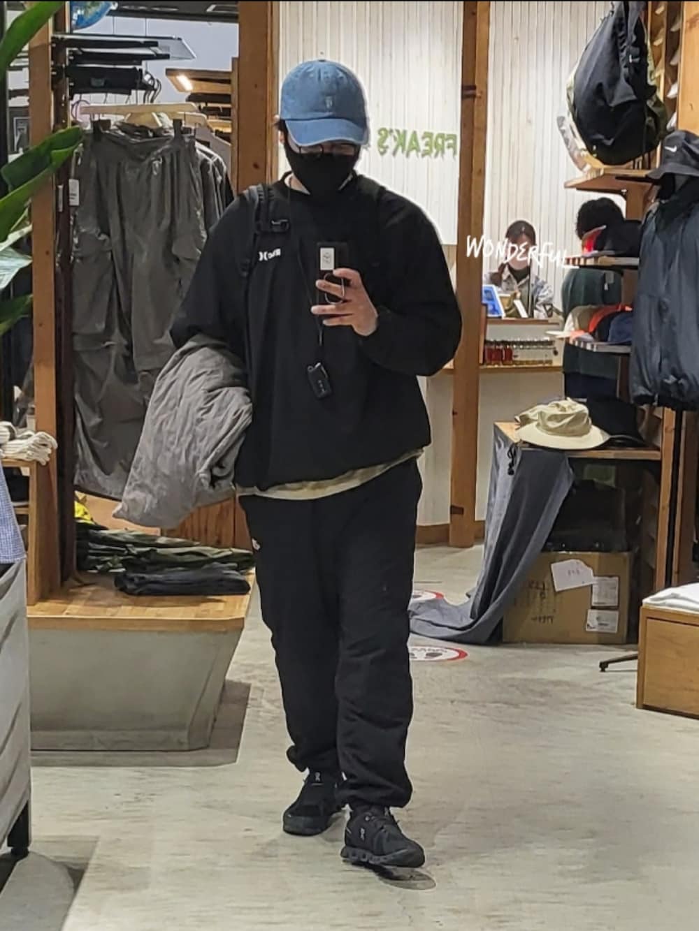 「メンズコーデ、シンプル、ブラック、デニムキャップ、キャップ、めがね」｜「Hurley のHurley Phantom Nylon Pullover（ジャージ、ブラック系）」を使った、taka1010🌈さん（メンズ・182cm）の冬コーディネートの2枚目の写真
