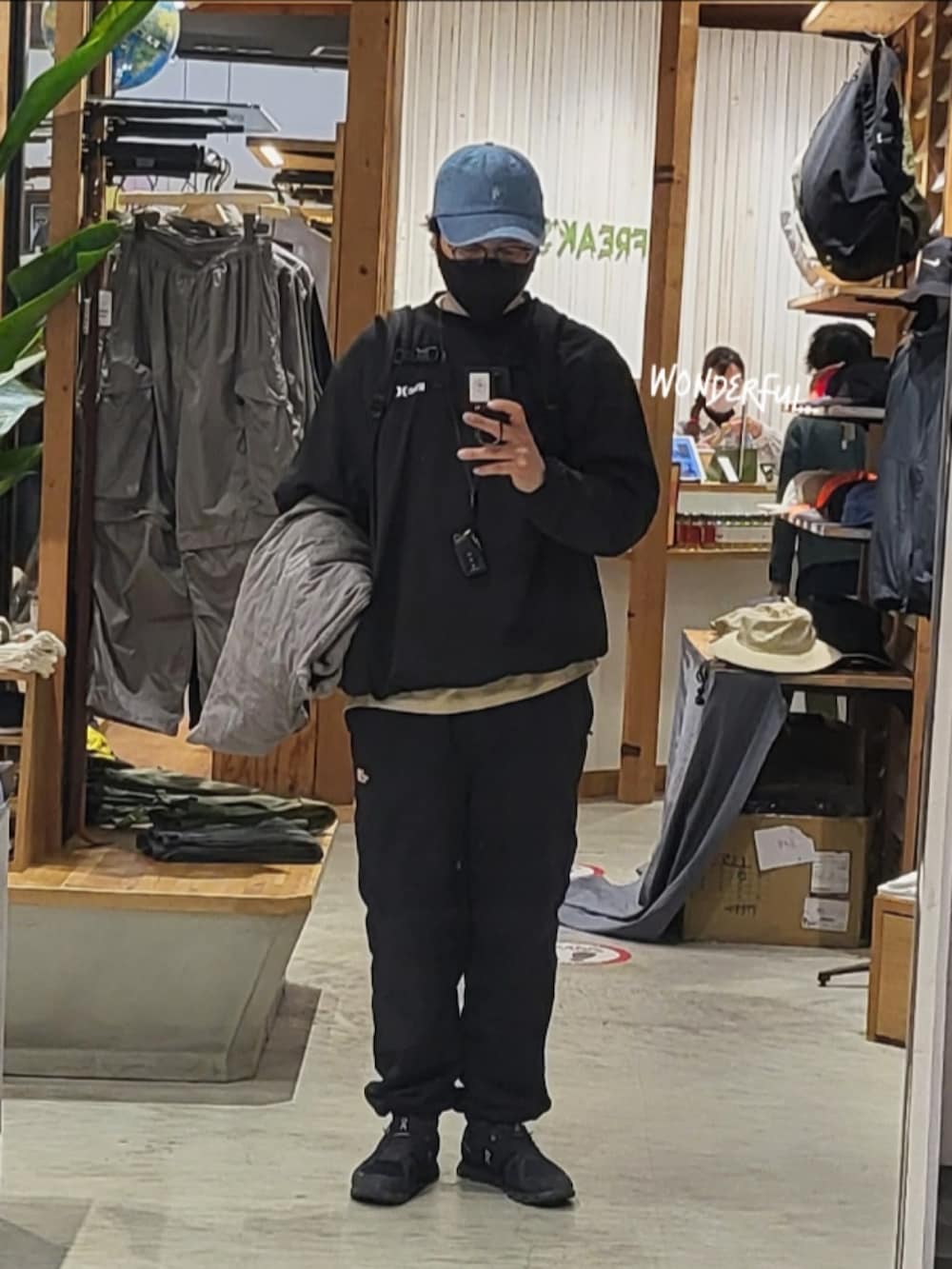 「メンズコーデ、シンプル、ブラック、デニムキャップ、キャップ、めがね」｜「Hurley のHurley Phantom Nylon Pullover（ジャージ、ブラック系）」を使った、taka1010🌈さん（メンズ・182cm）の冬コーディネートの3枚目の写真
