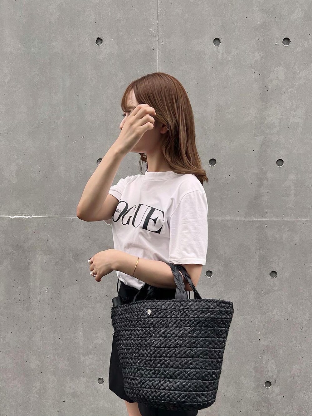 ベージュ系のかごバッグを着用したレディースの夏コーディネートの2枚目の写真