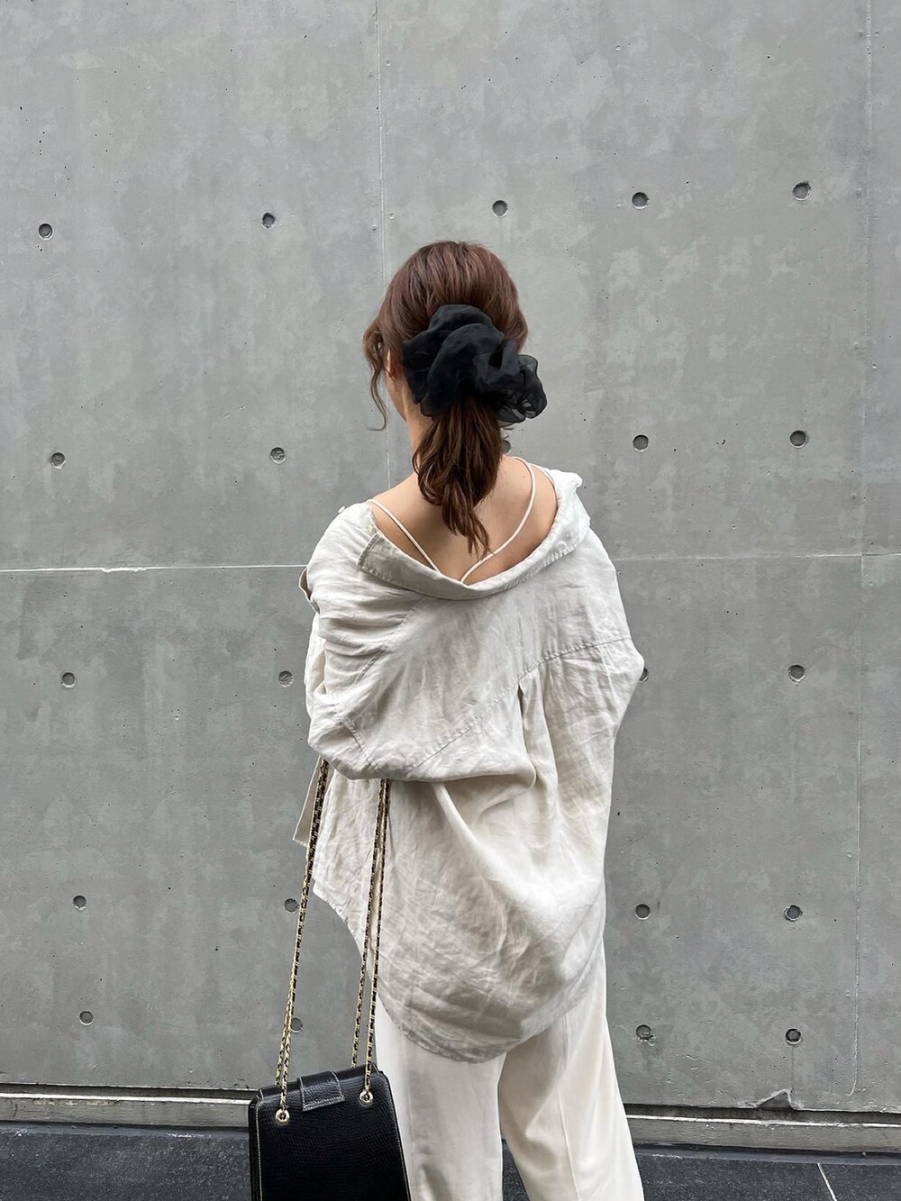 ベージュ系のシャツ/ブラウス、ブラック系のサンダル、ホワイト系のその他パンツを着用したレディースの夏コーディネートの2枚目の写真