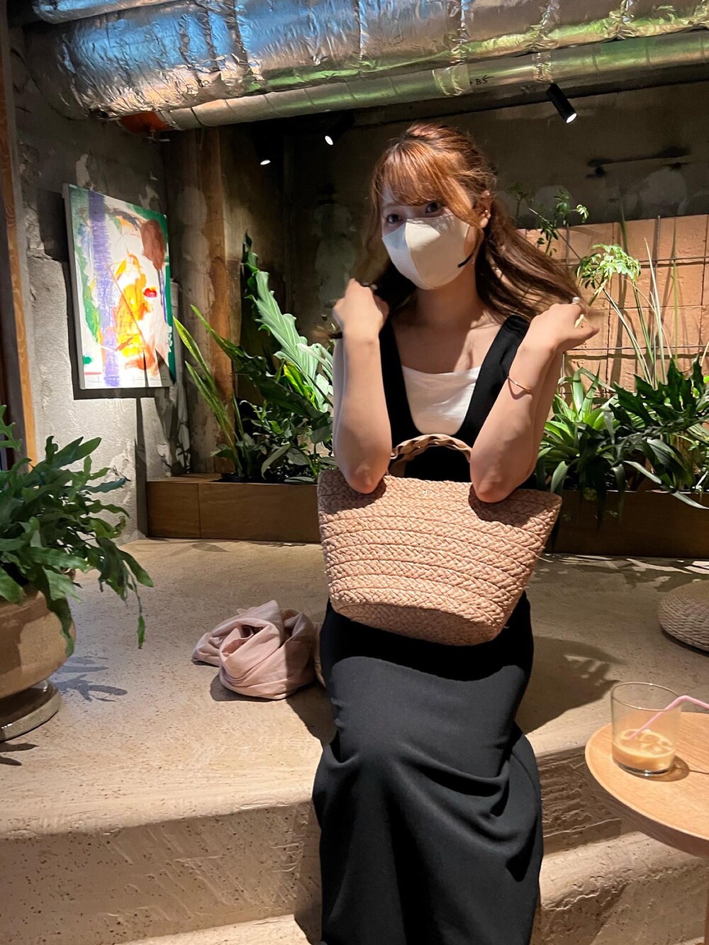 ブラック系のワンピース、ベージュ系のかごバッグ、ベージュ系のサンダルを着用したレディースの夏コーディネートの4枚目の写真