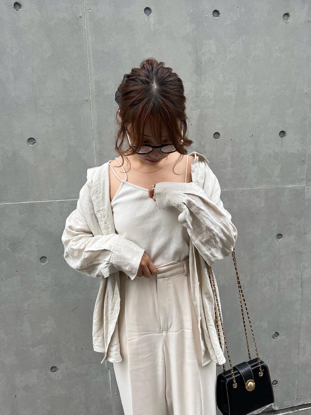 ベージュ系のシャツ/ブラウス、ブラック系のサンダル、ホワイト系のその他パンツを着用したレディースの夏コーディネートの3枚目の写真