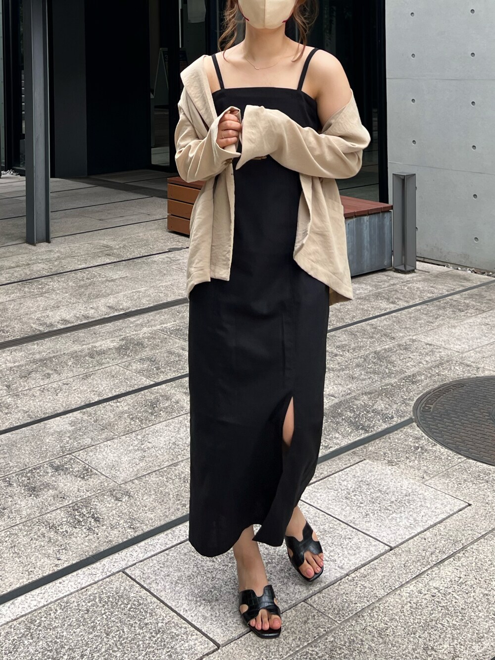 ブラック系のワンピース、ベージュ系のテーラードジャケット、ブラック系のサンダルを着用したレディースの夏コーディネートの4枚目の写真