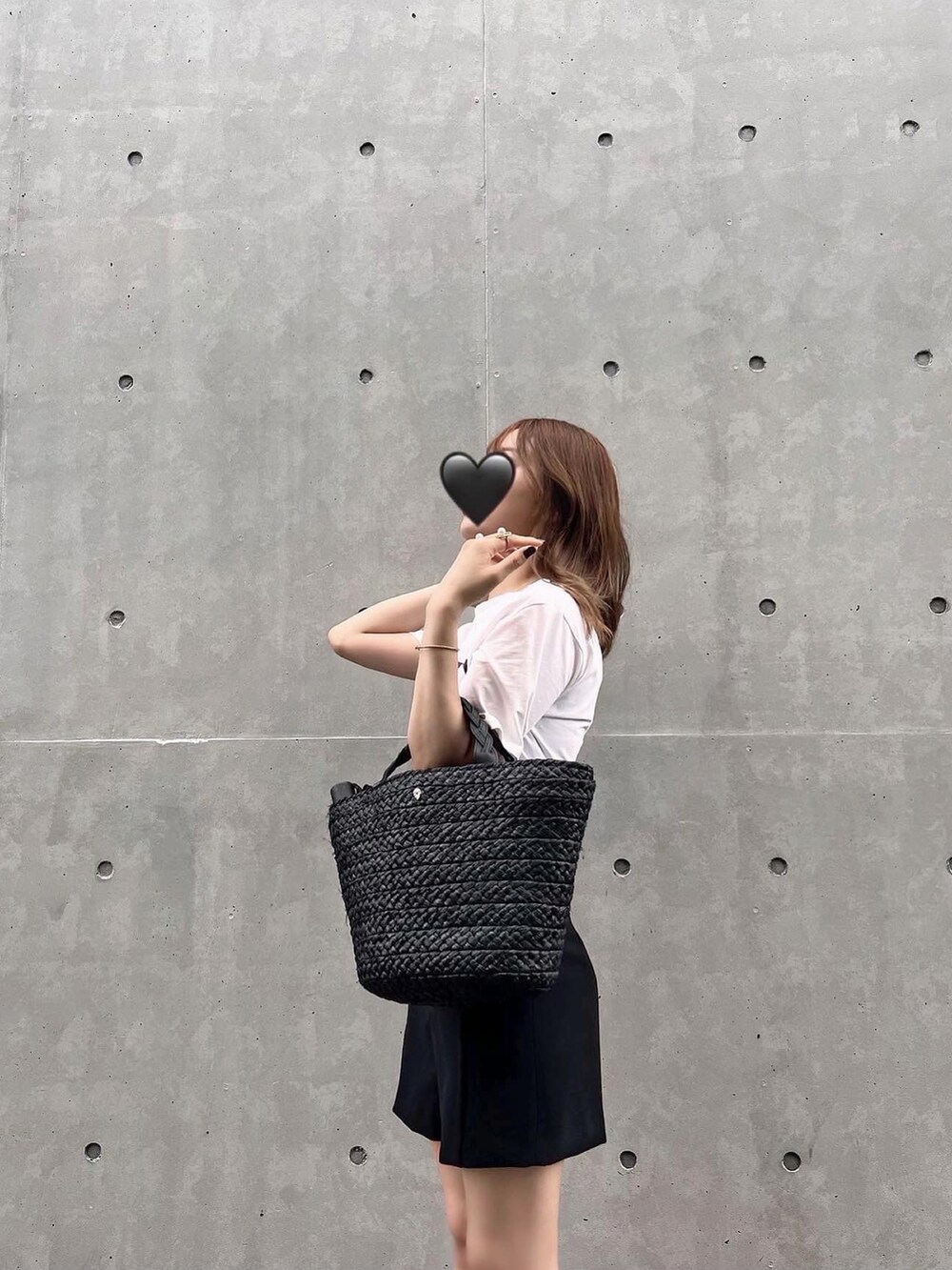 ベージュ系のかごバッグを着用したレディースの夏コーディネートの3枚目の写真