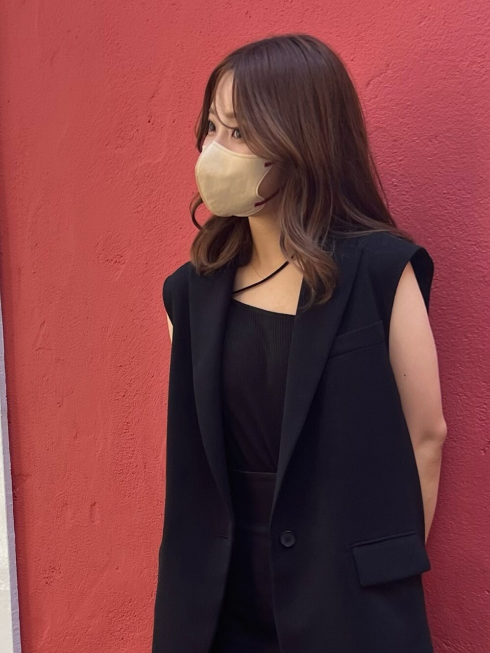 ブラック系のテーラードジャケットを着用したレディースの夏コーディネートの4枚目の写真