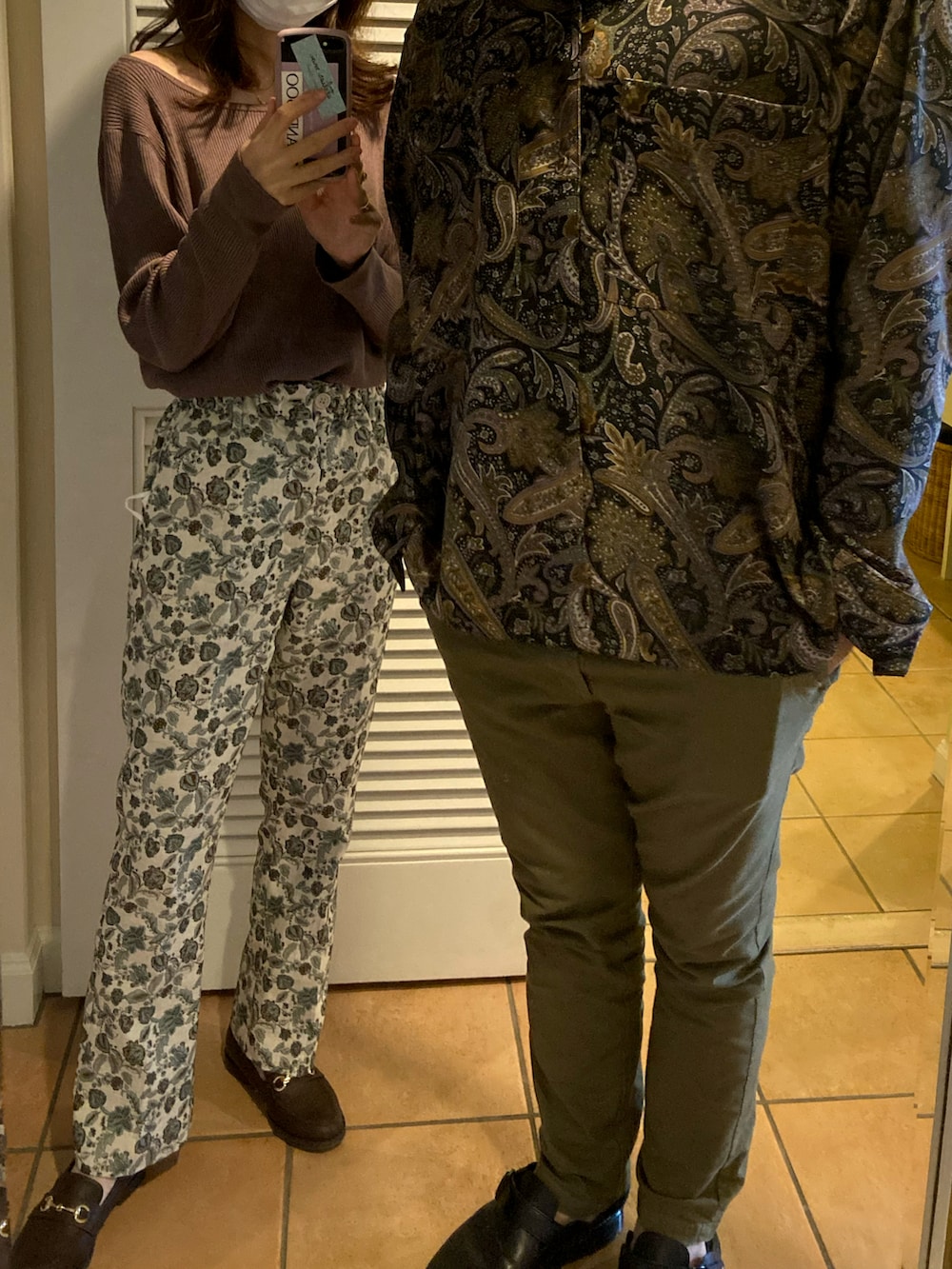 ホワイト系のスラックス、ブラック系のシャツ/ブラウス、ブラック系のサンダルを着用したレディースの冬コーディネートの2枚目の写真