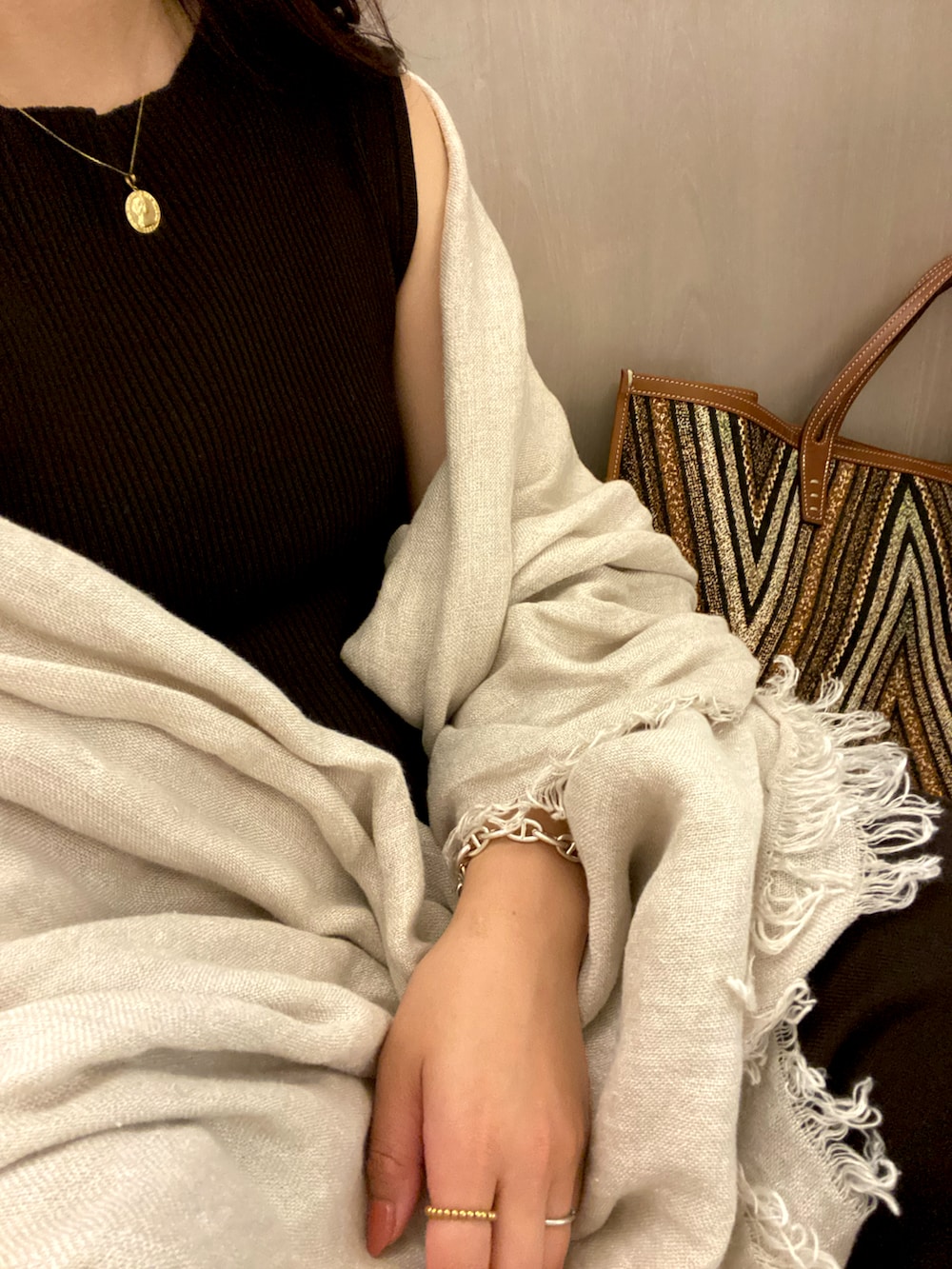 ブラウン系のトートバッグ、ブラック系のサンダル、ブラウン系のワンピースを着用したレディースの夏コーディネートの2枚目の写真