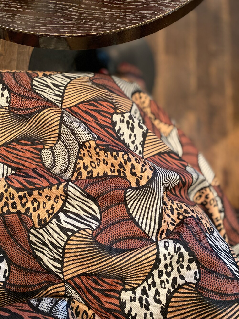 ベージュ系のワンピース/ドレス、ブラック系のサンダル、ブラック系のニット/セーターを着用したレディースの夏コーディネートの4枚目の写真