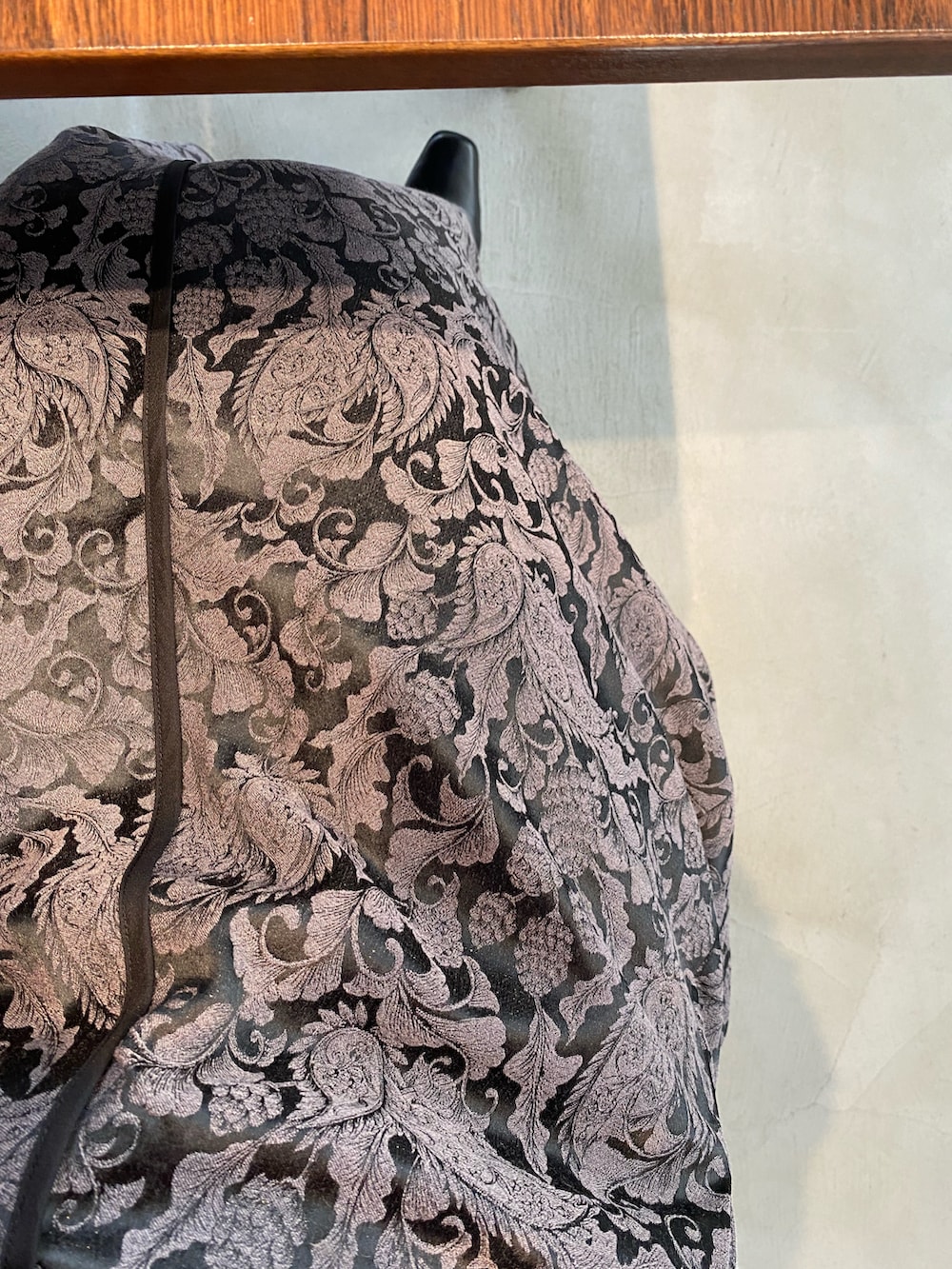 グレー系のスカート、ブラック系のブーツ、レッド系のニット/セーターを着用したレディースの冬コーディネートの3枚目の写真