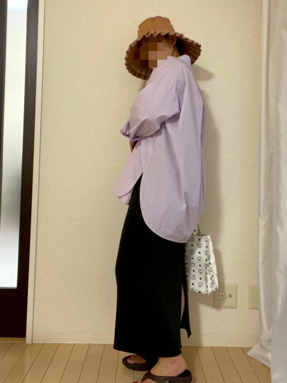 ブラック系のキャミソール、ピンク系のシャツ/ブラウス、ホワイト系のバッグを着用したレディースの夏コーディネートの2枚目の写真