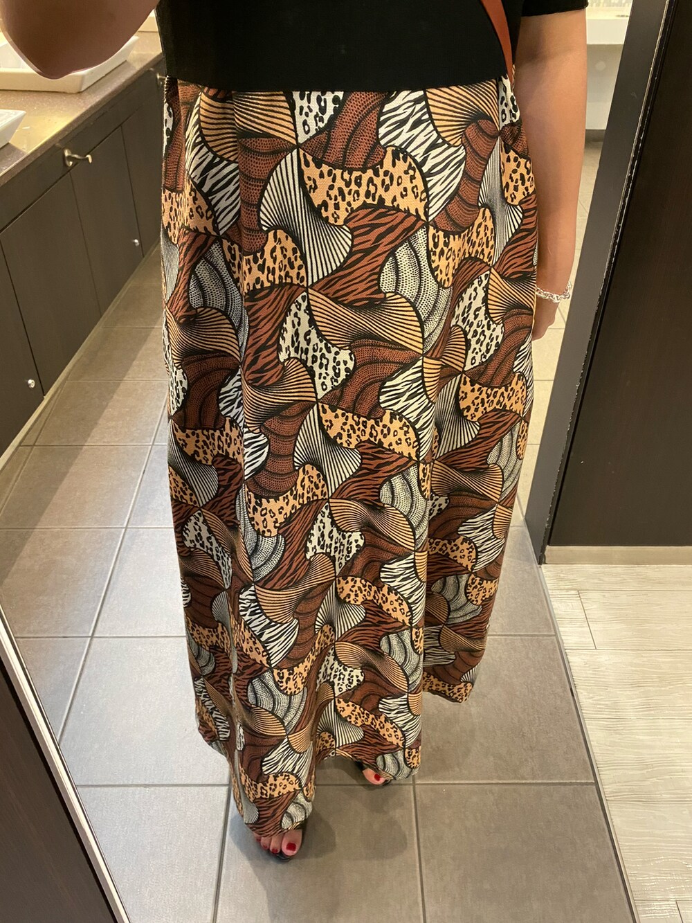 ベージュ系のワンピース/ドレス、ブラック系のサンダル、ブラック系のニット/セーターを着用したレディースの夏コーディネートの3枚目の写真