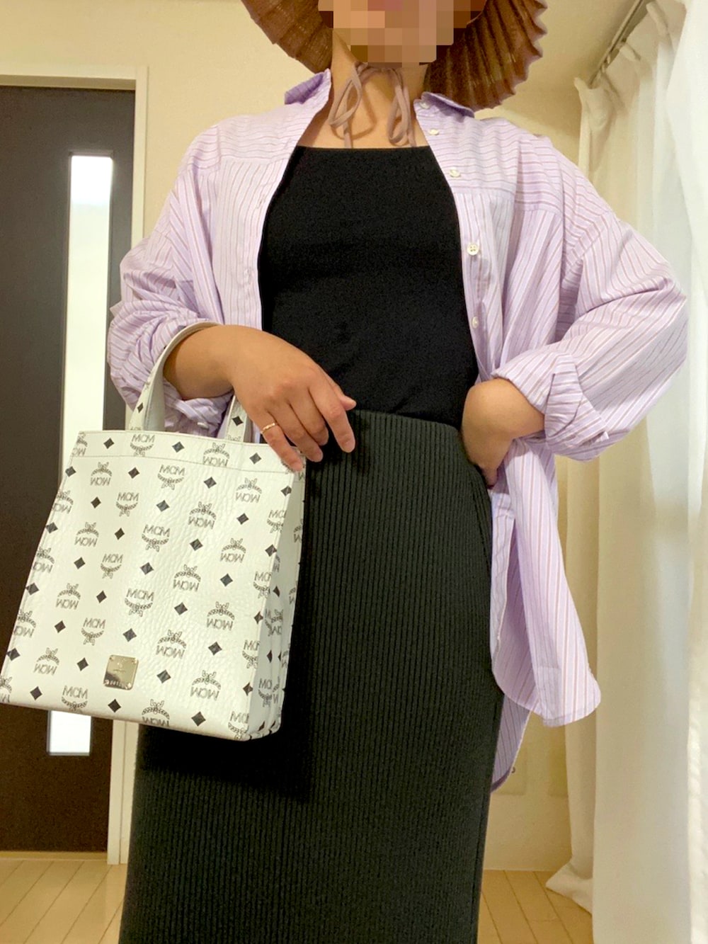 ブラック系のキャミソール、ピンク系のシャツ/ブラウス、ホワイト系のバッグを着用したレディースの夏コーディネートの3枚目の写真