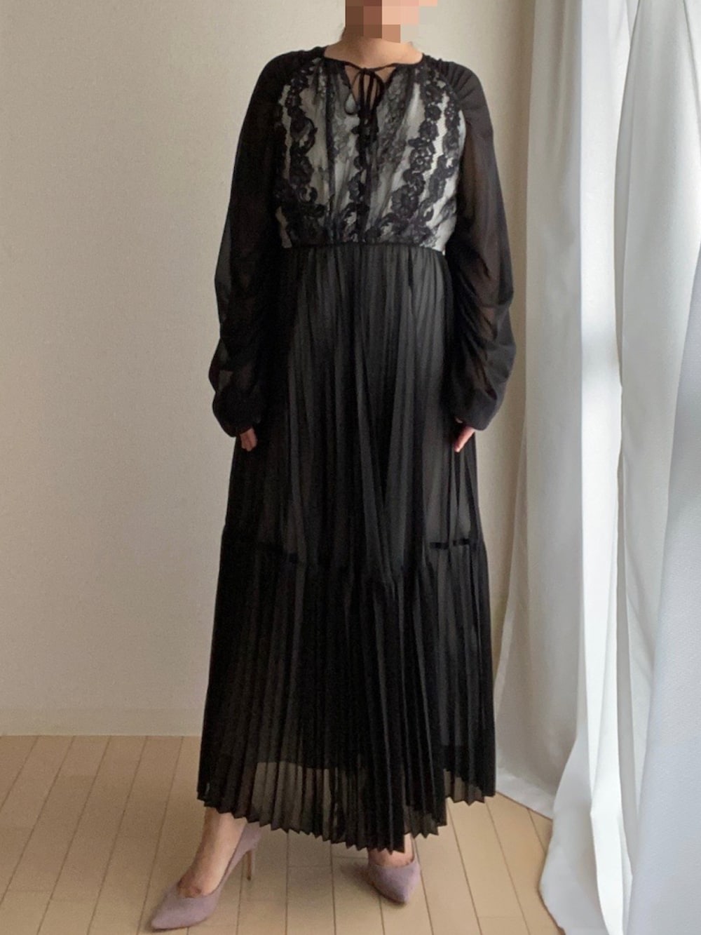 パープル系のパンプス、ブラック系のワンピースを着用したレディースの夏コーディネートの3枚目の写真