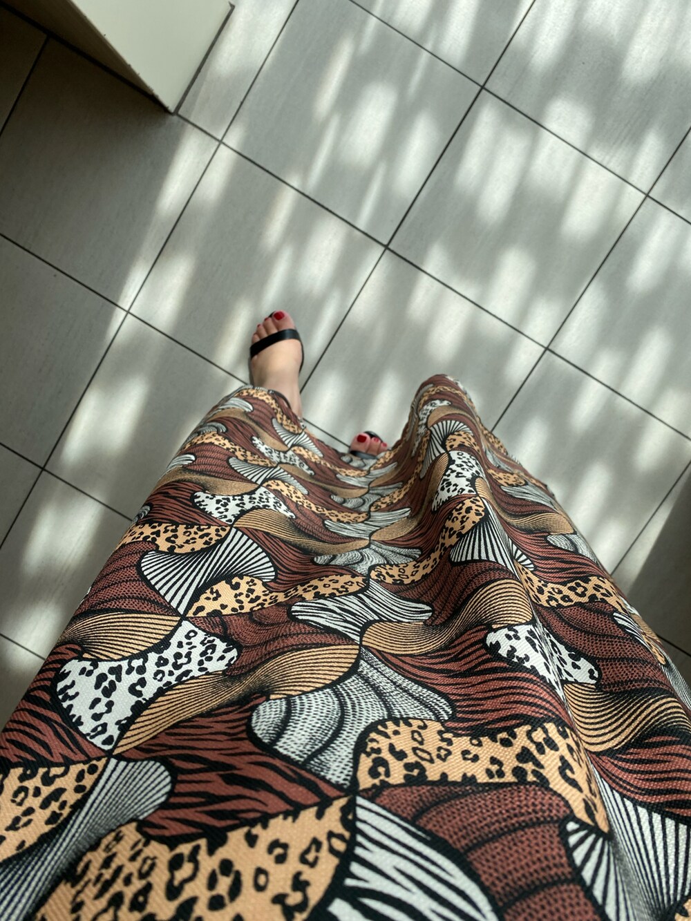 ベージュ系のワンピース/ドレス、ブラック系のサンダル、ブラック系のニット/セーターを着用したレディースの夏コーディネートの2枚目の写真