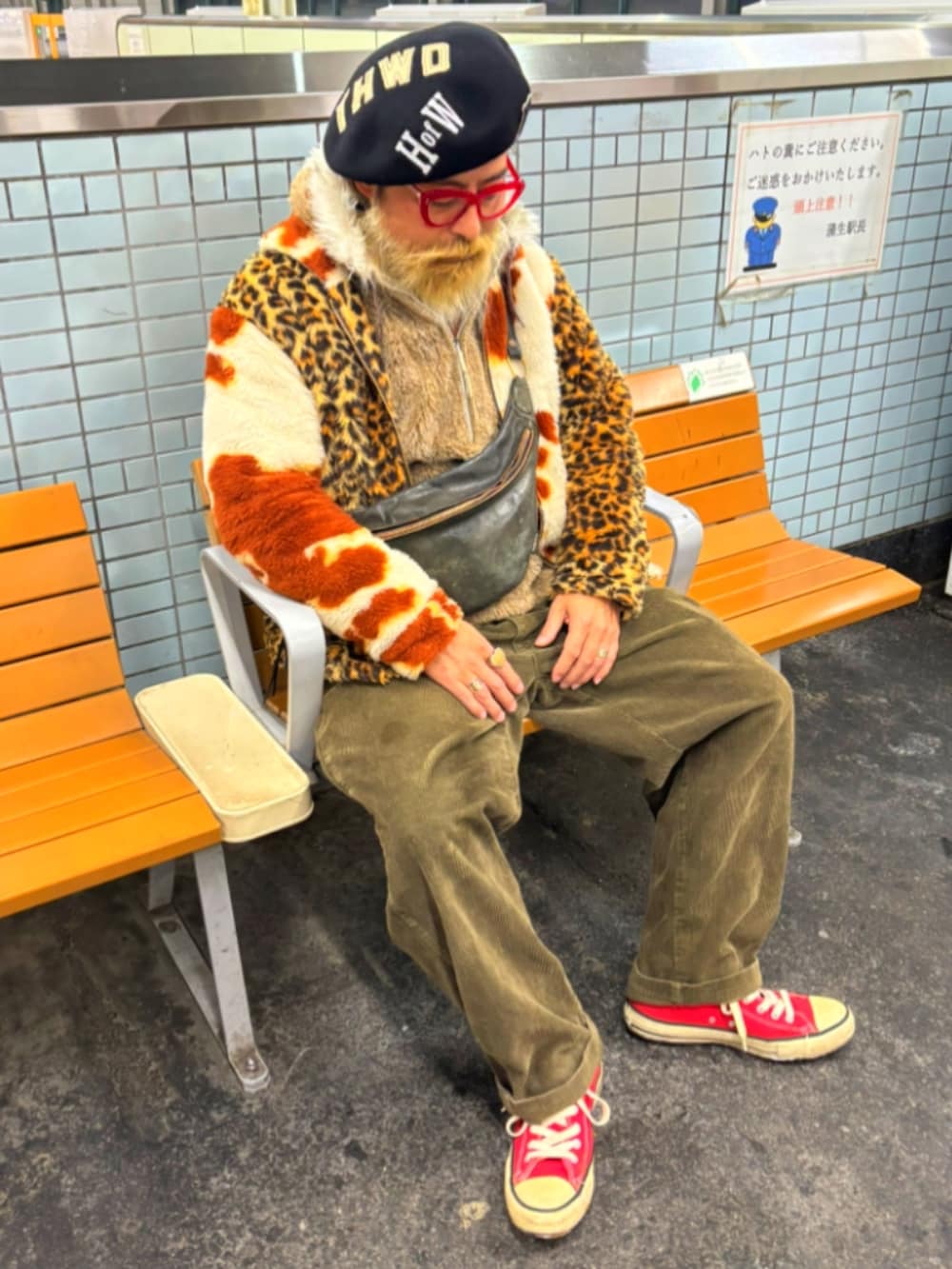 その他のブルゾン、ベージュ系のパーカー、ブラック系のボディバッグ/ウエストポーチを着用したメンズの冬コーディネートの2枚目の写真