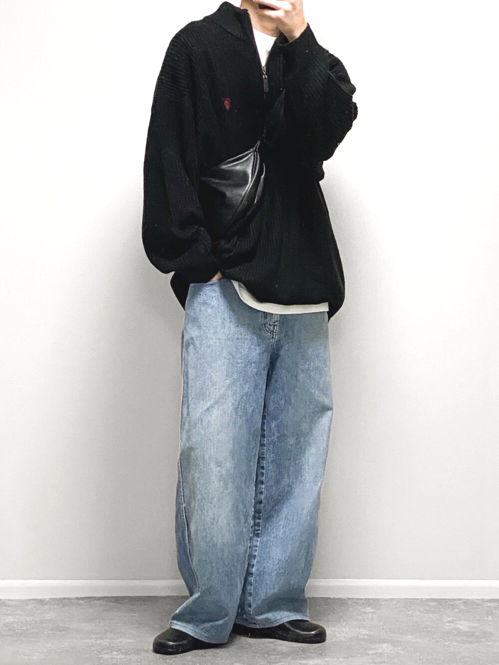 「ファッションを楽しもう、秋冬コーデ、ニット、カーゴパンツ、上下GU、GU、UNIQLO、ショルダーバッグ」｜「GUのファインゲージクルーネックセーター（ニット/セーター、ブラウン系）」を使った、gakuさん（骨格ウェーブ・メンズ・173cm）の秋コーディネートの2枚目の写真