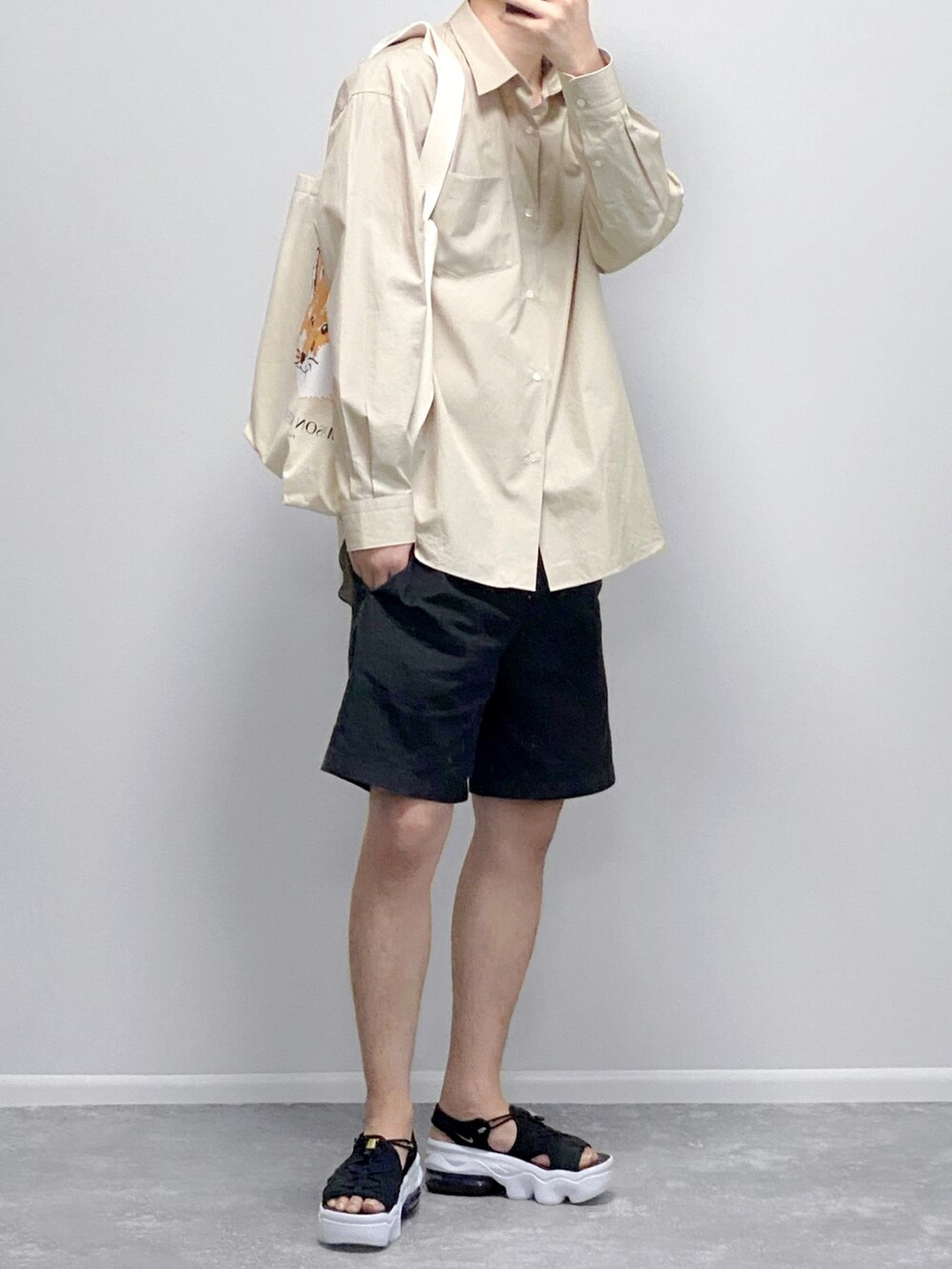 ブラック系のシャツ/ブラウス、ホワイト系のTシャツ/カットソー、ブルー系のデニムパンツを着用したメンズの夏コーディネートの2枚目の写真