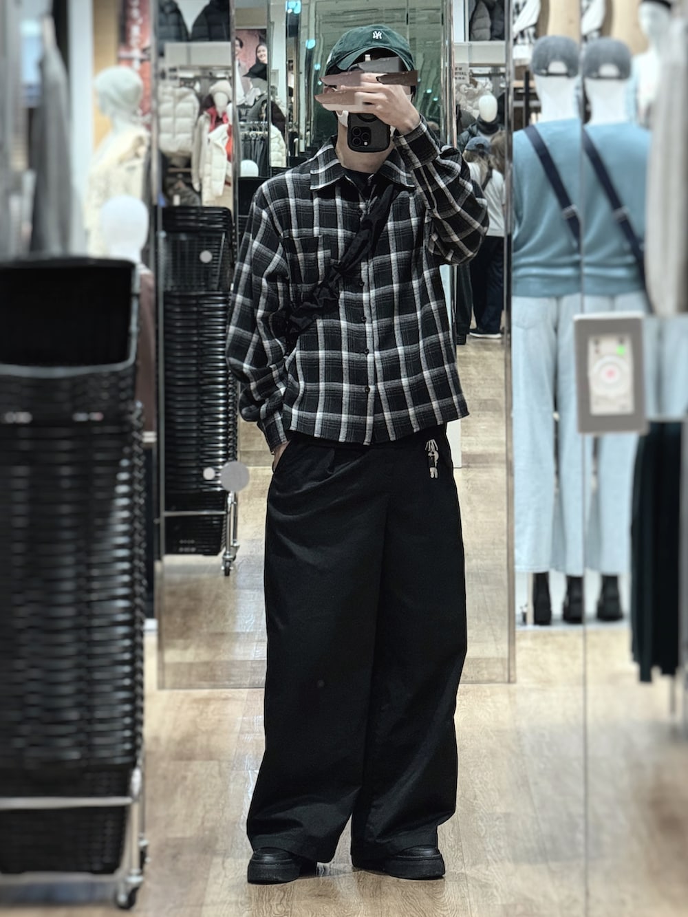 ブラック系のブルゾン、ブラック系のTシャツ/カットソー、ベージュ系のその他パンツを着用したメンズの冬コーディネートの2枚目の写真