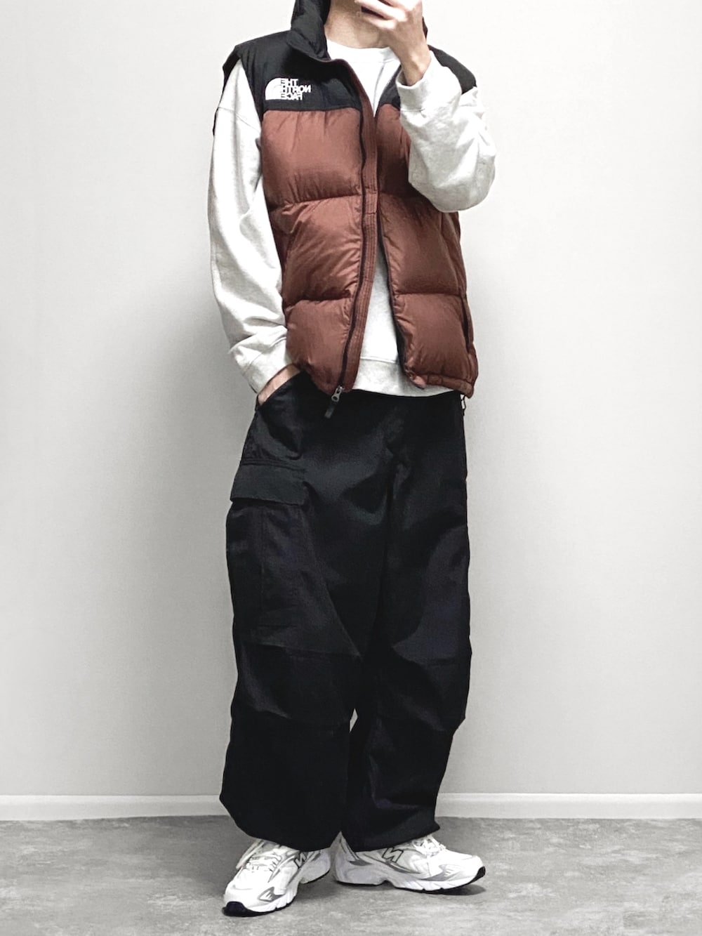 「ファッションを楽しもう、冬コーデ、GU、UNIQLO、パーカー、プチプラ、ノームコア、韓国ファッション、カーゴパンツ、ショルダーバッグ、スニーカー、ビッグシルエット、モノトーン、ディズニーコーデ」｜「WYM LIDNMのMINIMAL 2WAY TRUCK ZIP BLOUSON（ブルゾン、ブラック系）」を使った、gakuさん（骨格ウェーブ・メンズ・173cm）の秋コーディネートの2枚目の写真
