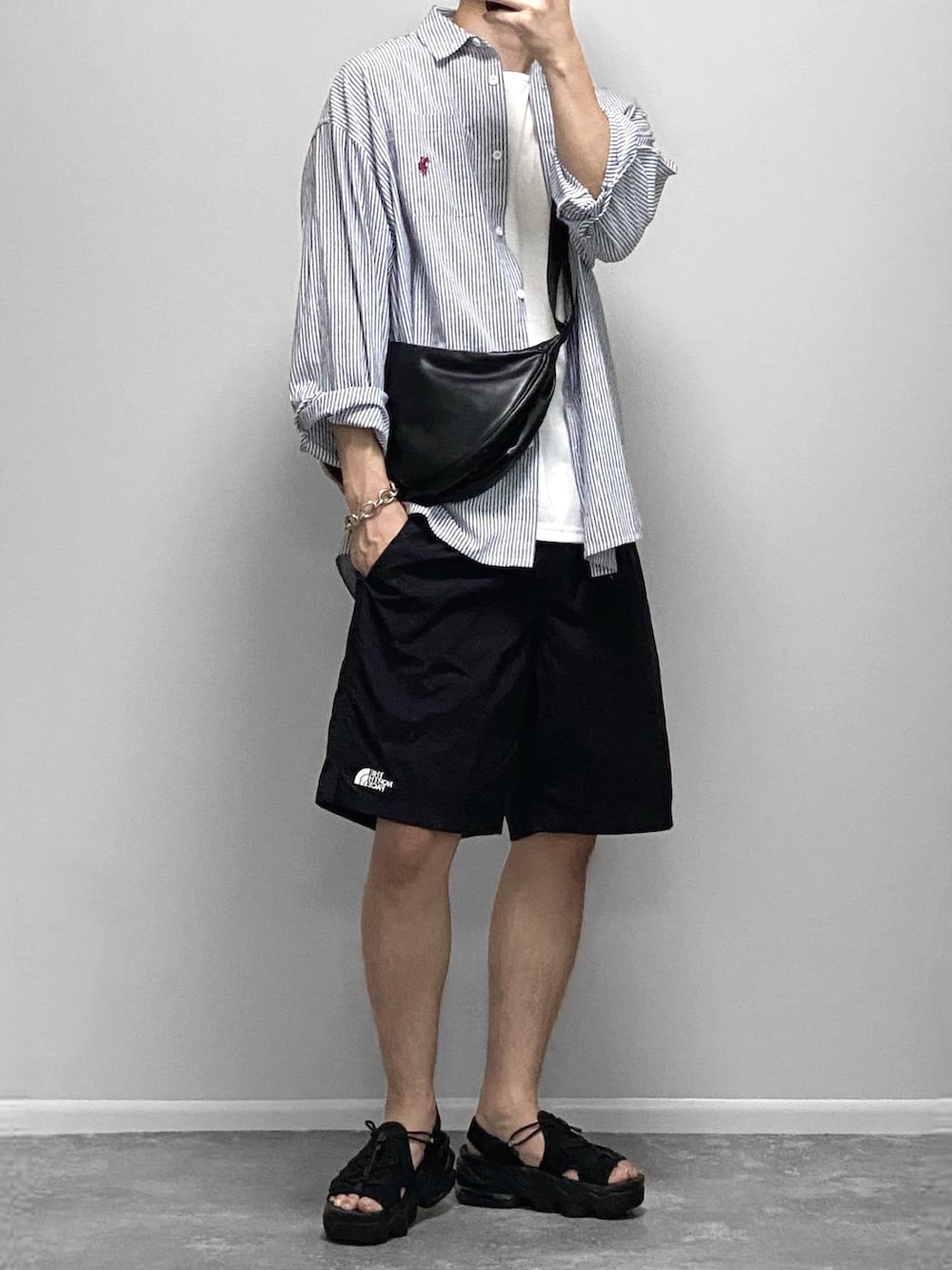 「秋服準備はじめました、長袖シャツ、シャツスタイル、上下UNIQLO、UNIQLO、kaws、スラックス、きれいめカジュアル、初秋コーデ、大人カジュアル、サンダル」｜「SINSSのLoose fit stripe shirt / ルーズフィットストライプシャツ（シャツ/ブラウス、ブルー系）」を使った、gakuさん（骨格ウェーブ・メンズ・173cm）の夏コーディネートの2枚目の写真